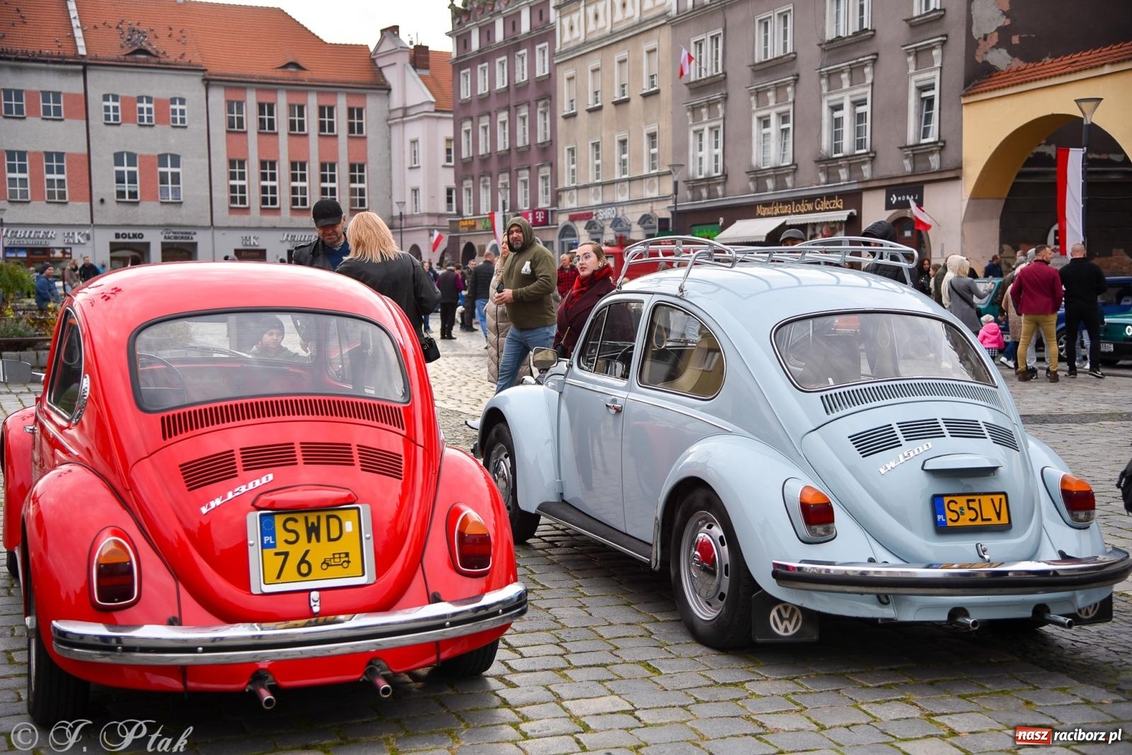 Zdjęcie w galerii na portalu naszraciborz.pl: Gwiazdy motoryzacji minionych dekad na raciborskim rynku [FOTO i WIDEO] wiadomości z regionu