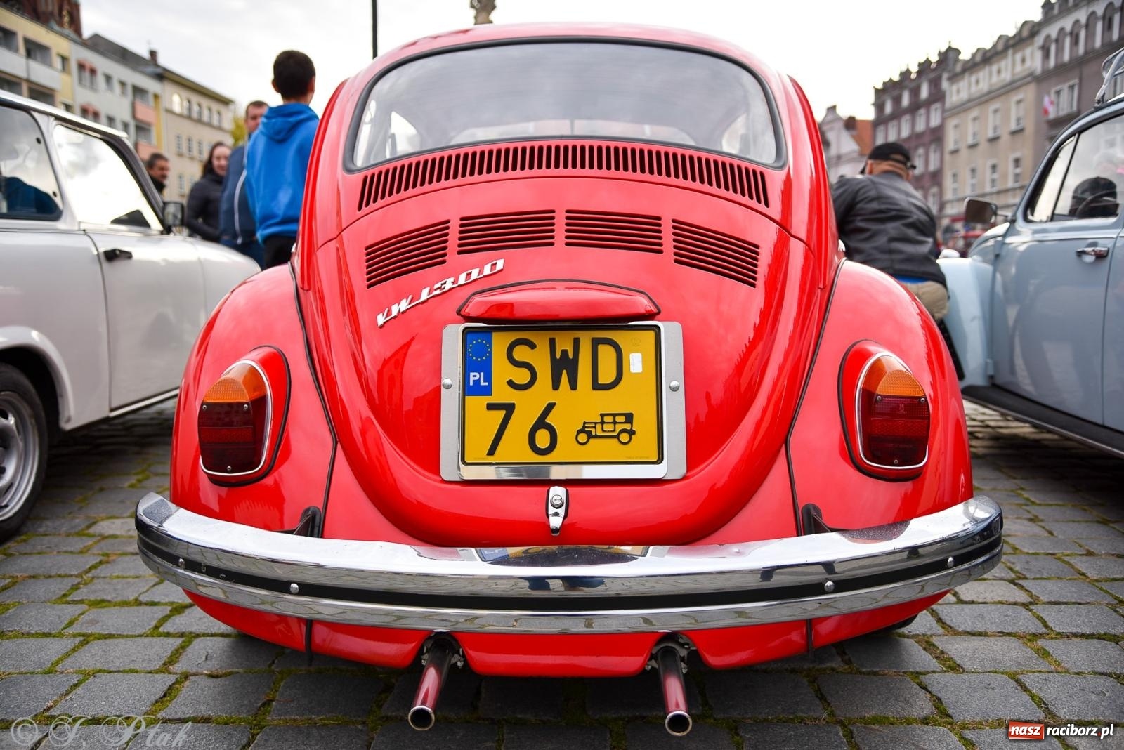 Zdjęcie w galerii na portalu naszraciborz.pl: Gwiazdy motoryzacji minionych dekad na raciborskim rynku [FOTO i WIDEO] wiadomości z regionu