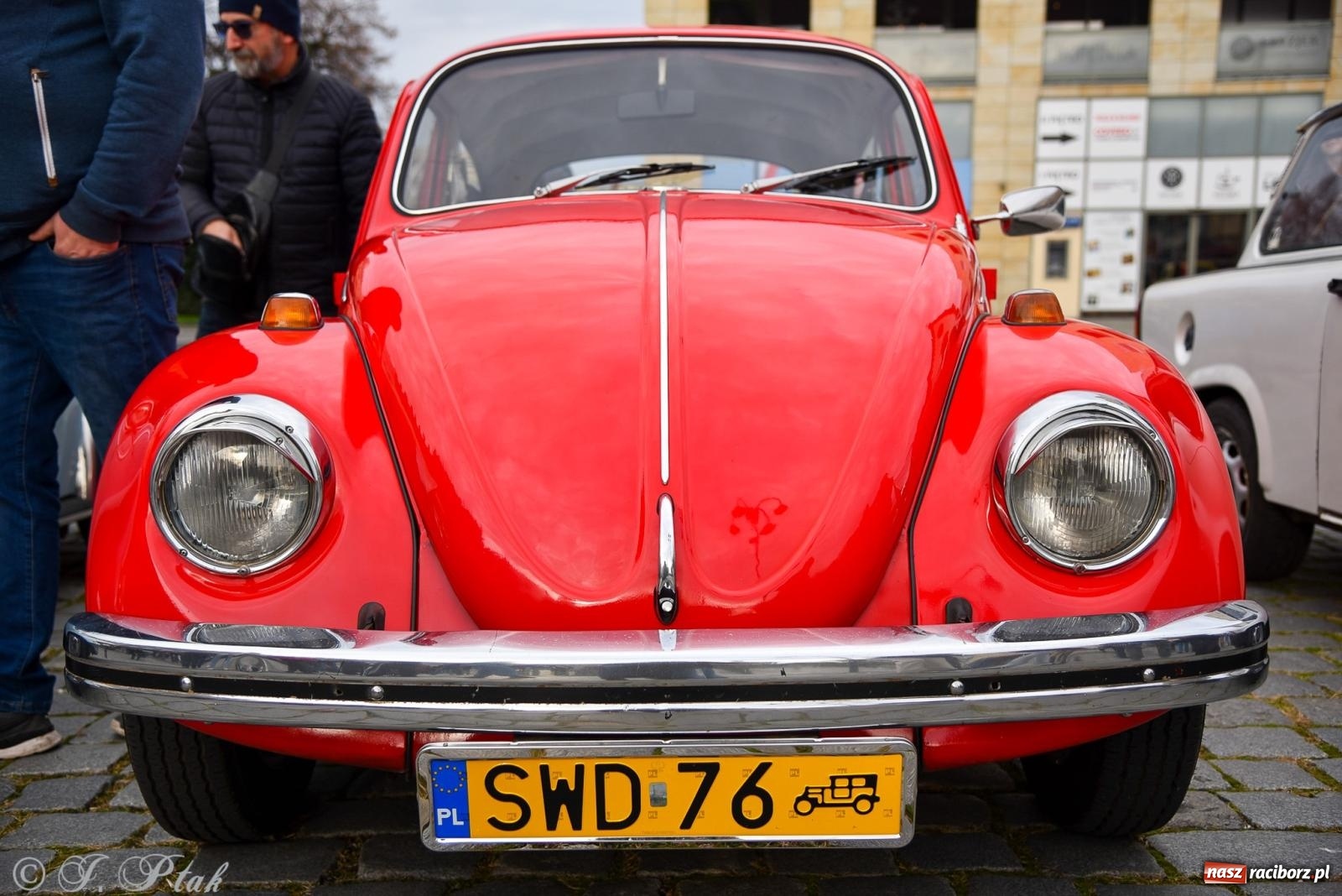 Zdjęcie w galerii na portalu naszraciborz.pl: Gwiazdy motoryzacji minionych dekad na raciborskim rynku [FOTO i WIDEO] wiadomości z regionu