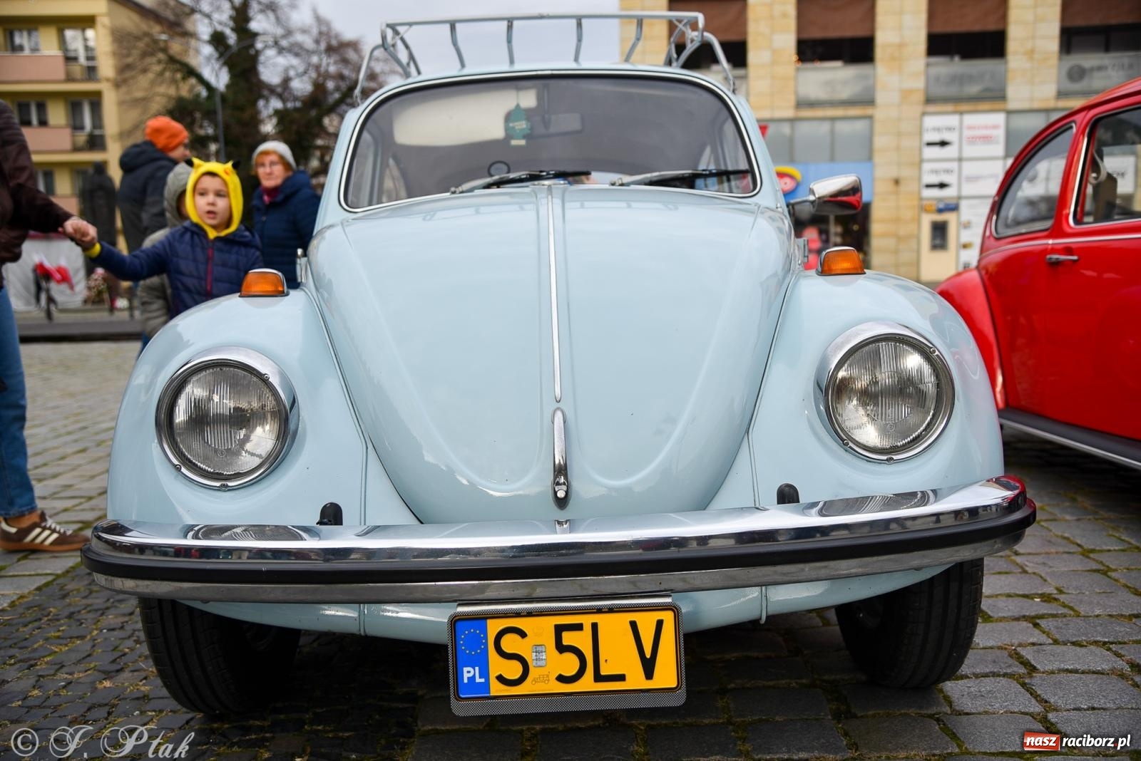 Zdjęcie w galerii na portalu naszraciborz.pl: Gwiazdy motoryzacji minionych dekad na raciborskim rynku [FOTO i WIDEO] wiadomości z regionu
