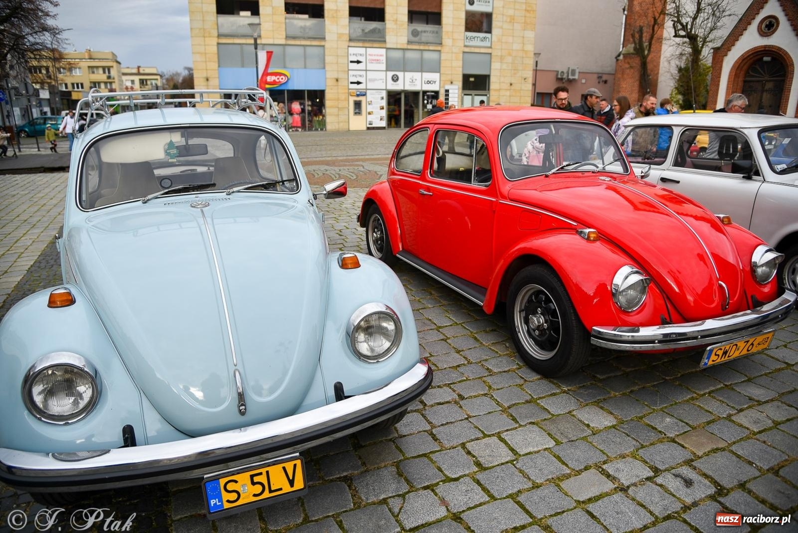Zdjęcie w galerii na portalu naszraciborz.pl: Gwiazdy motoryzacji minionych dekad na raciborskim rynku [FOTO i WIDEO] wiadomości z regionu
