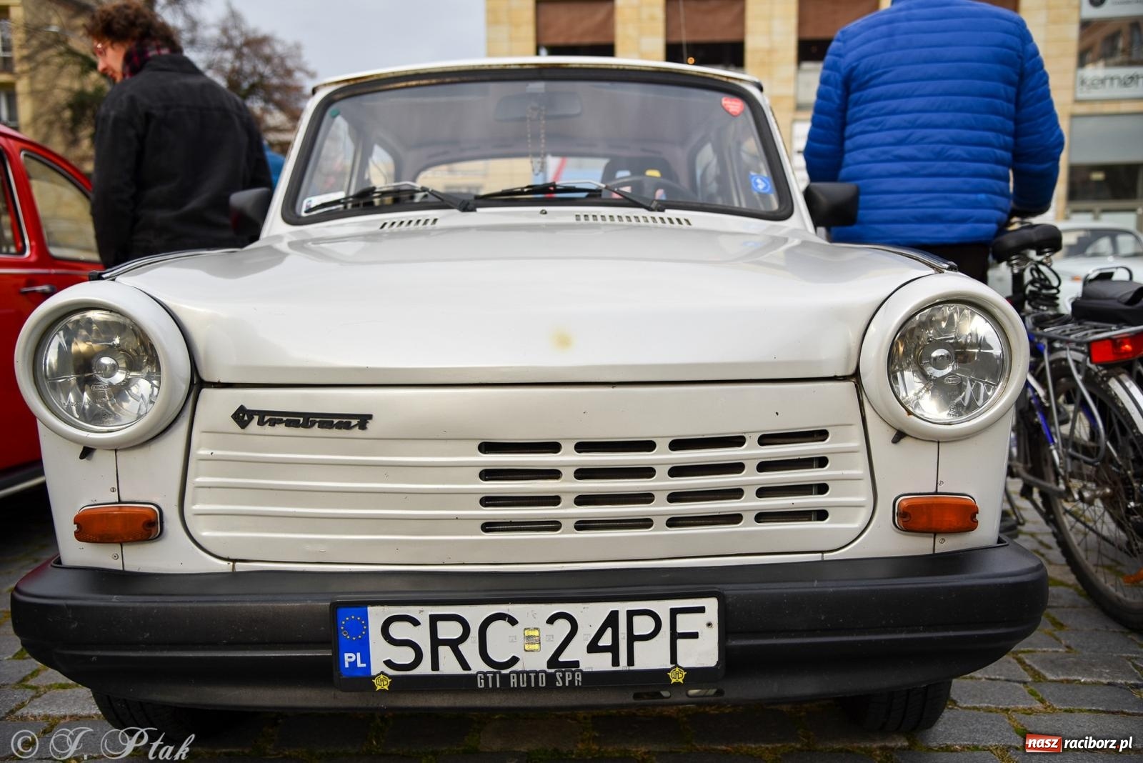 Zdjęcie w galerii na portalu naszraciborz.pl: Gwiazdy motoryzacji minionych dekad na raciborskim rynku [FOTO i WIDEO] wiadomości z regionu