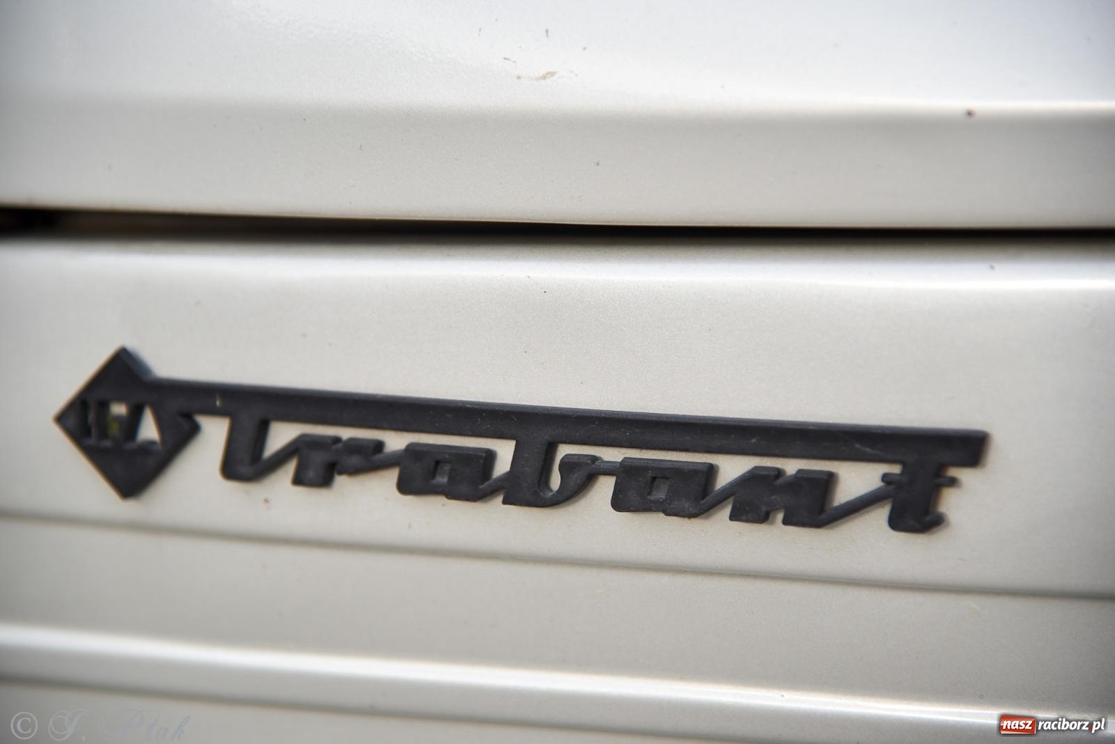 Zdjęcie w galerii na portalu naszraciborz.pl: Gwiazdy motoryzacji minionych dekad na raciborskim rynku [FOTO i WIDEO] wiadomości z regionu