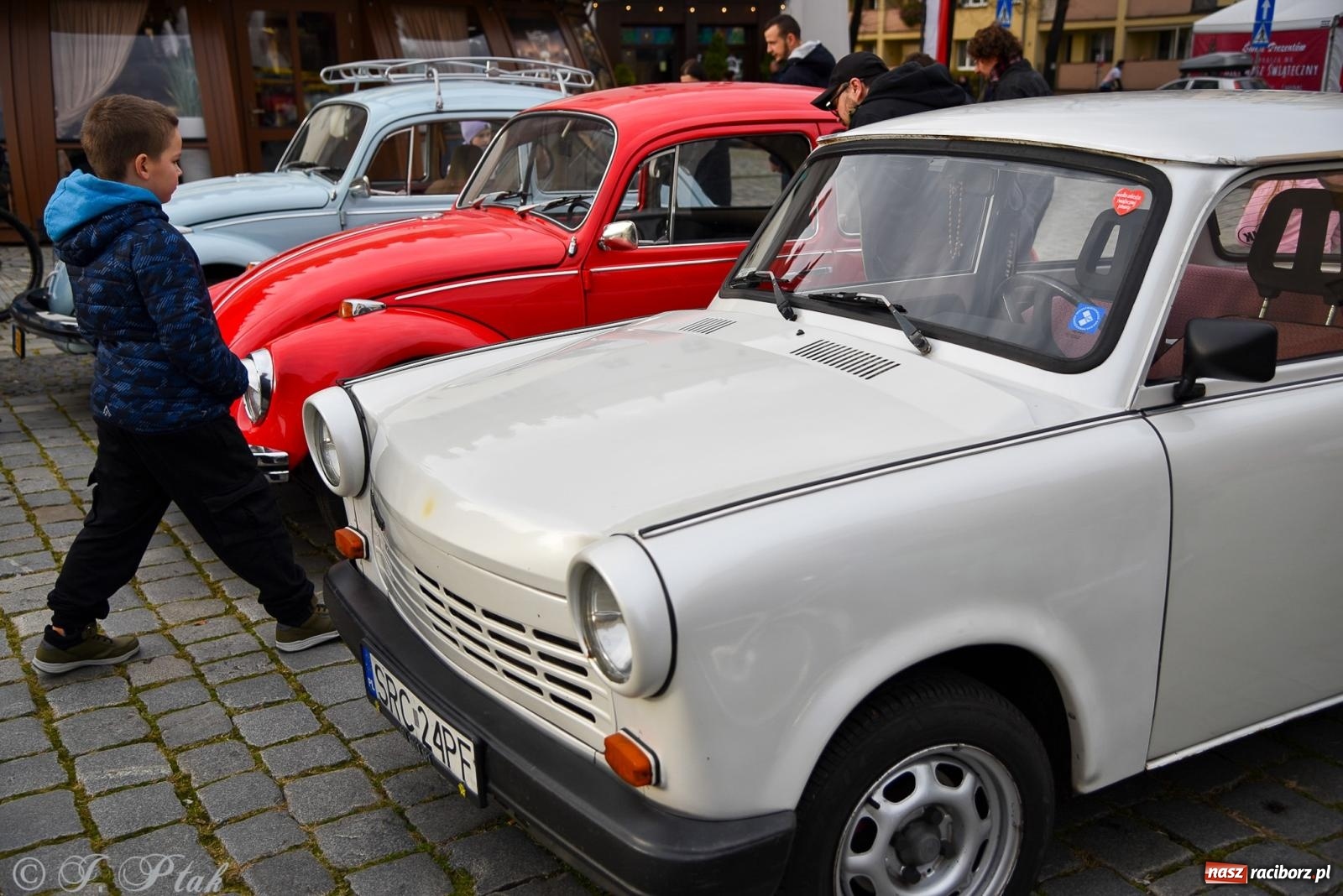 Zdjęcie w galerii na portalu naszraciborz.pl: Gwiazdy motoryzacji minionych dekad na raciborskim rynku [FOTO i WIDEO] wiadomości z regionu