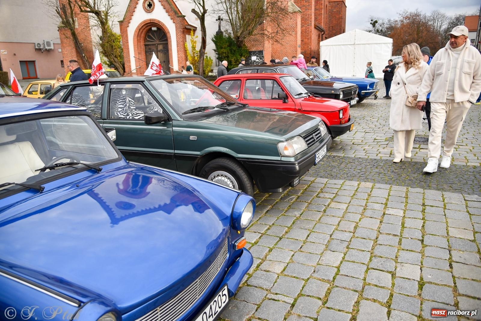 Zdjęcie w galerii na portalu naszraciborz.pl: Gwiazdy motoryzacji minionych dekad na raciborskim rynku [FOTO i WIDEO] wiadomości z regionu