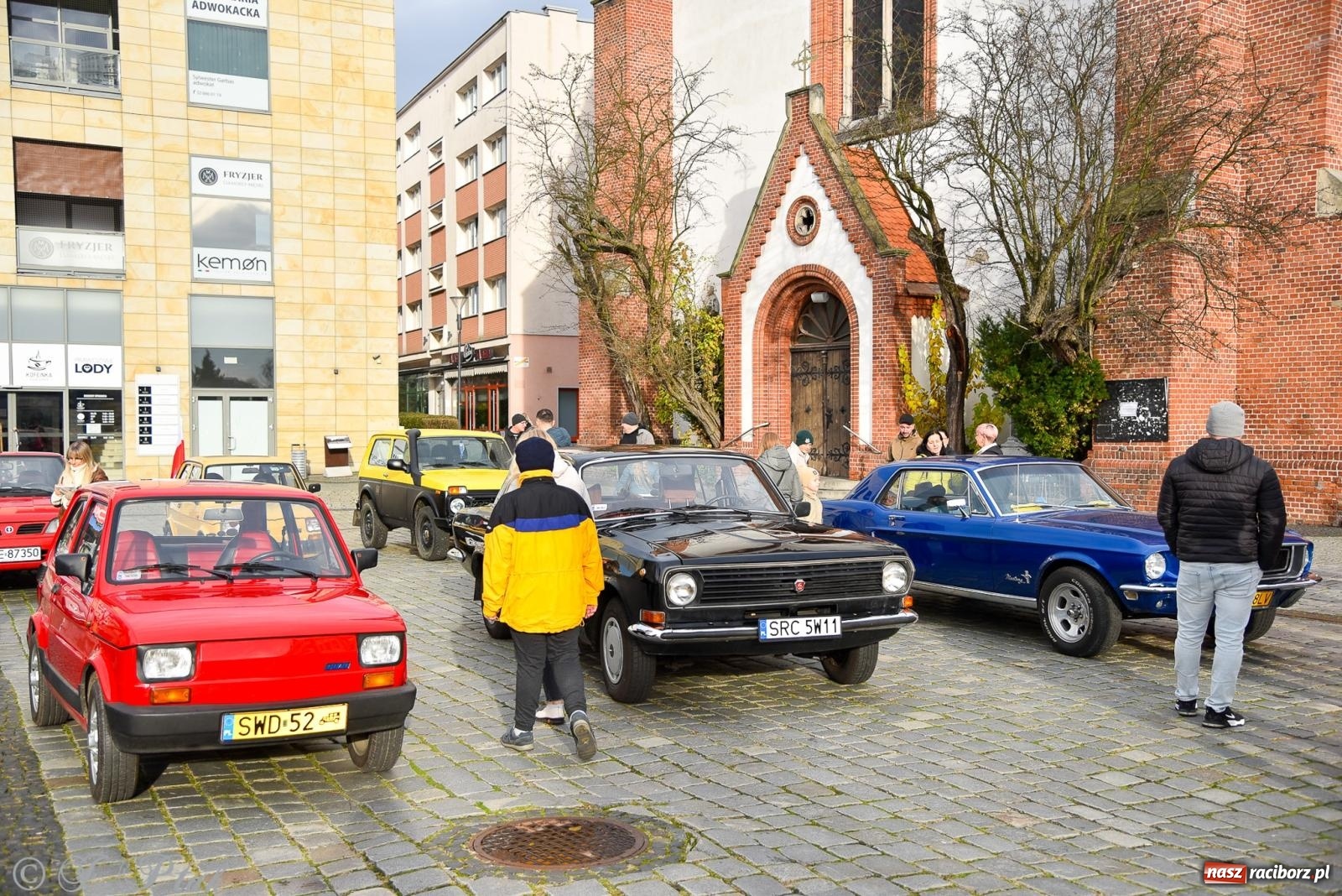 Zdjęcie w galerii na portalu naszraciborz.pl: Gwiazdy motoryzacji minionych dekad na raciborskim rynku [FOTO i WIDEO] wiadomości z regionu