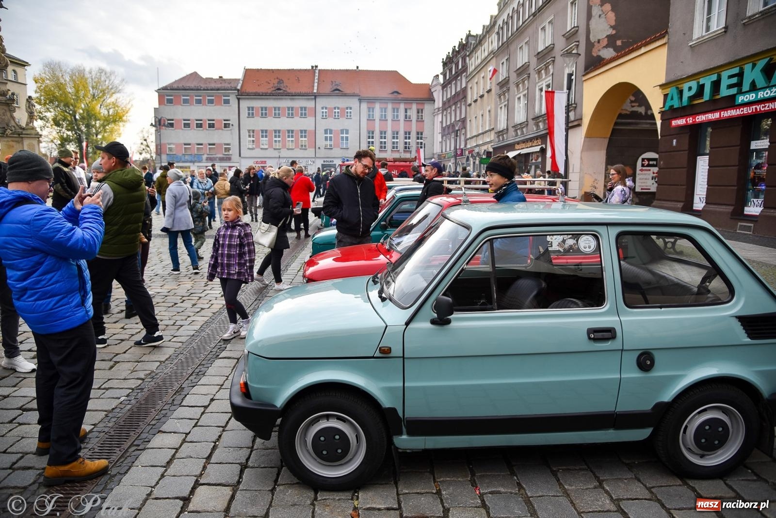 Zdjęcie w galerii na portalu naszraciborz.pl: Gwiazdy motoryzacji minionych dekad na raciborskim rynku [FOTO i WIDEO] wiadomości z regionu