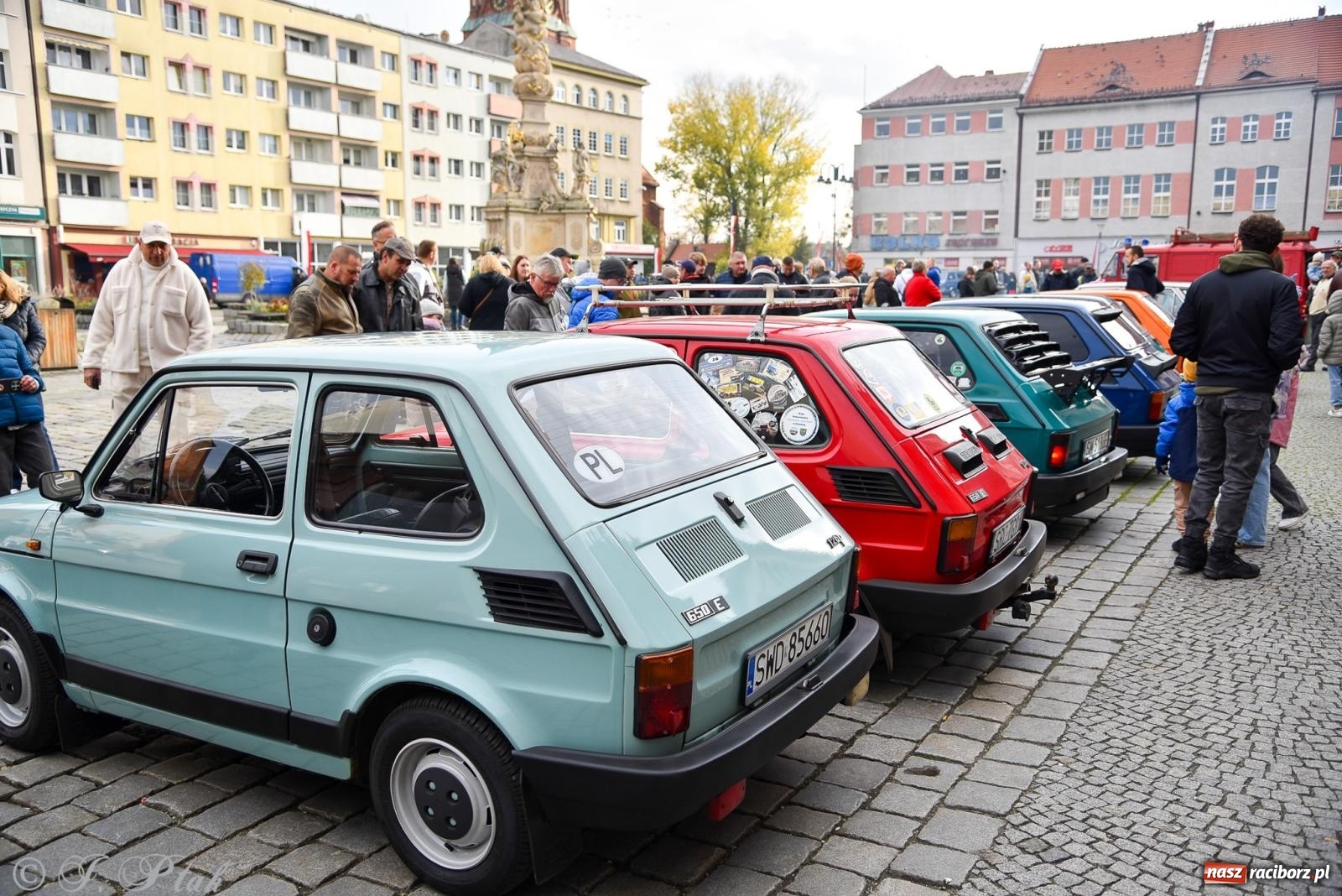 Zdjęcie w galerii na portalu naszraciborz.pl: Gwiazdy motoryzacji minionych dekad na raciborskim rynku [FOTO i WIDEO] wiadomości z regionu