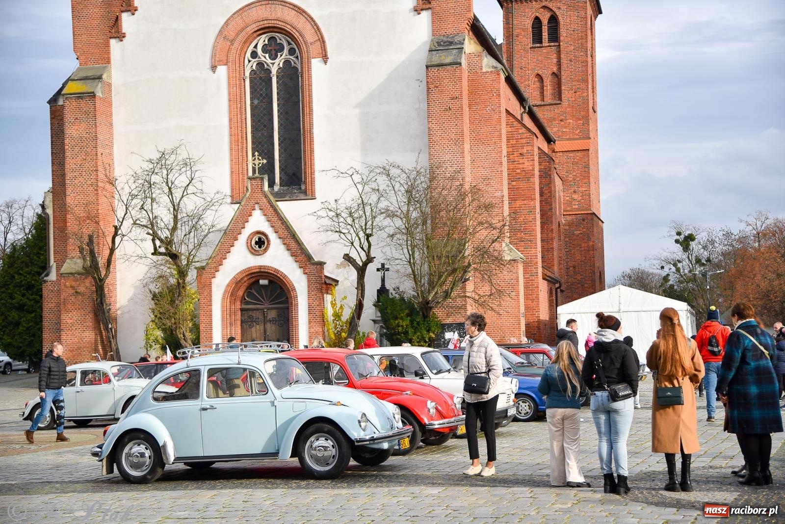Zdjęcie w galerii na portalu naszraciborz.pl: Gwiazdy motoryzacji minionych dekad na raciborskim rynku [FOTO i WIDEO] wiadomości z regionu