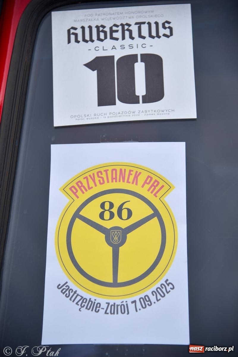 Zdjęcie w galerii na portalu naszraciborz.pl: Gwiazdy motoryzacji minionych dekad na raciborskim rynku [FOTO i WIDEO] wiadomości z regionu