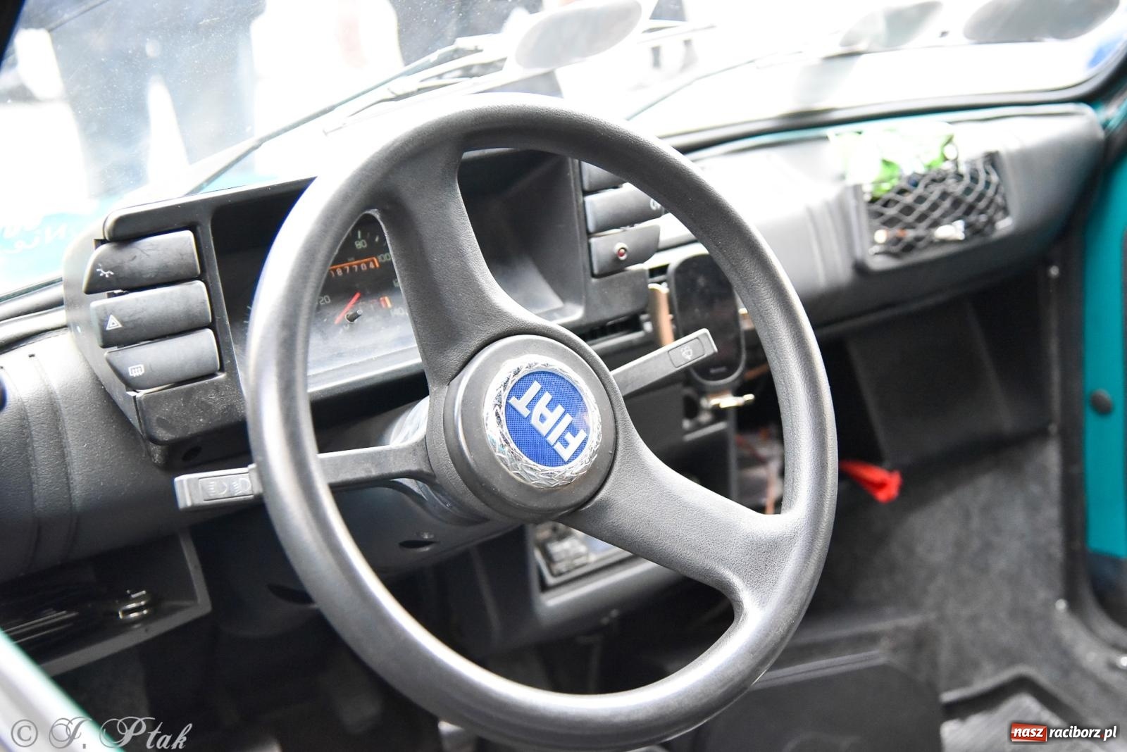 Zdjęcie w galerii na portalu naszraciborz.pl: Gwiazdy motoryzacji minionych dekad na raciborskim rynku [FOTO i WIDEO] wiadomości z regionu