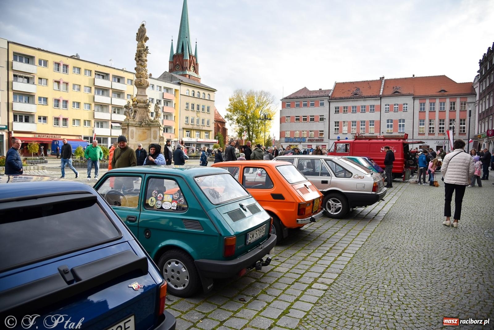 Zdjęcie w galerii na portalu naszraciborz.pl: Gwiazdy motoryzacji minionych dekad na raciborskim rynku [FOTO i WIDEO] wiadomości z regionu