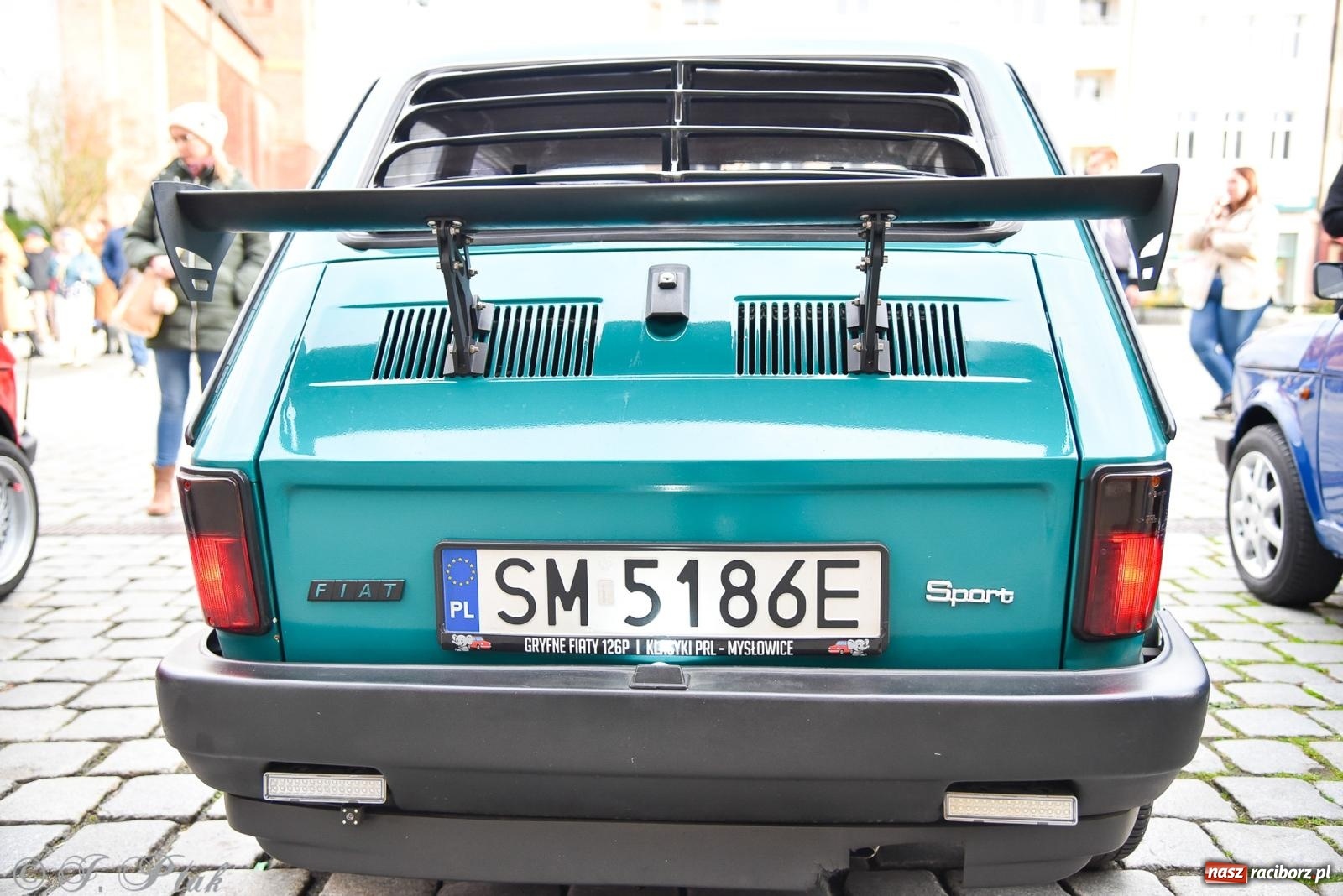 Zdjęcie w galerii na portalu naszraciborz.pl: Gwiazdy motoryzacji minionych dekad na raciborskim rynku [FOTO i WIDEO] wiadomości z regionu