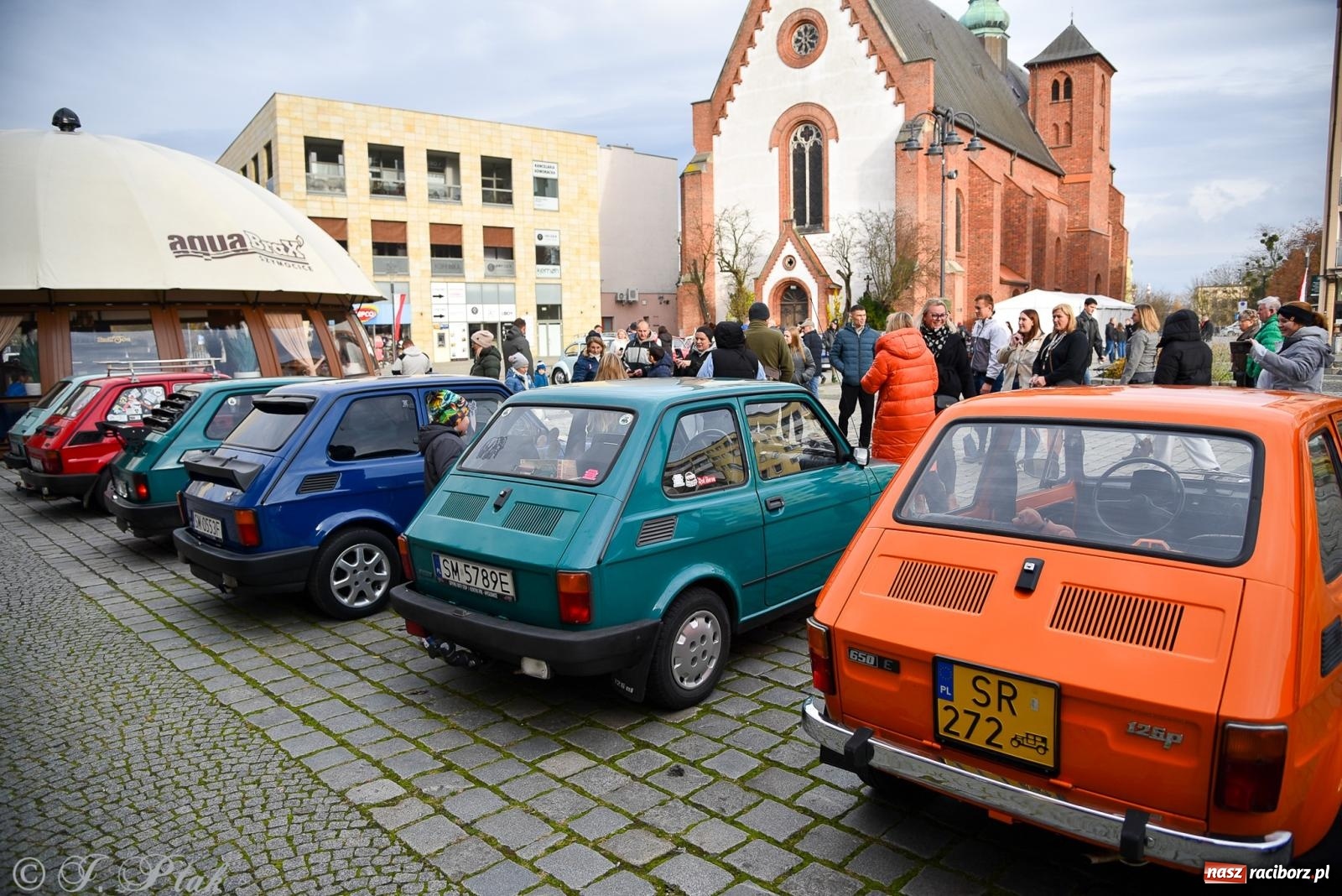 Zdjęcie w galerii na portalu naszraciborz.pl: Gwiazdy motoryzacji minionych dekad na raciborskim rynku [FOTO i WIDEO] wiadomości z regionu