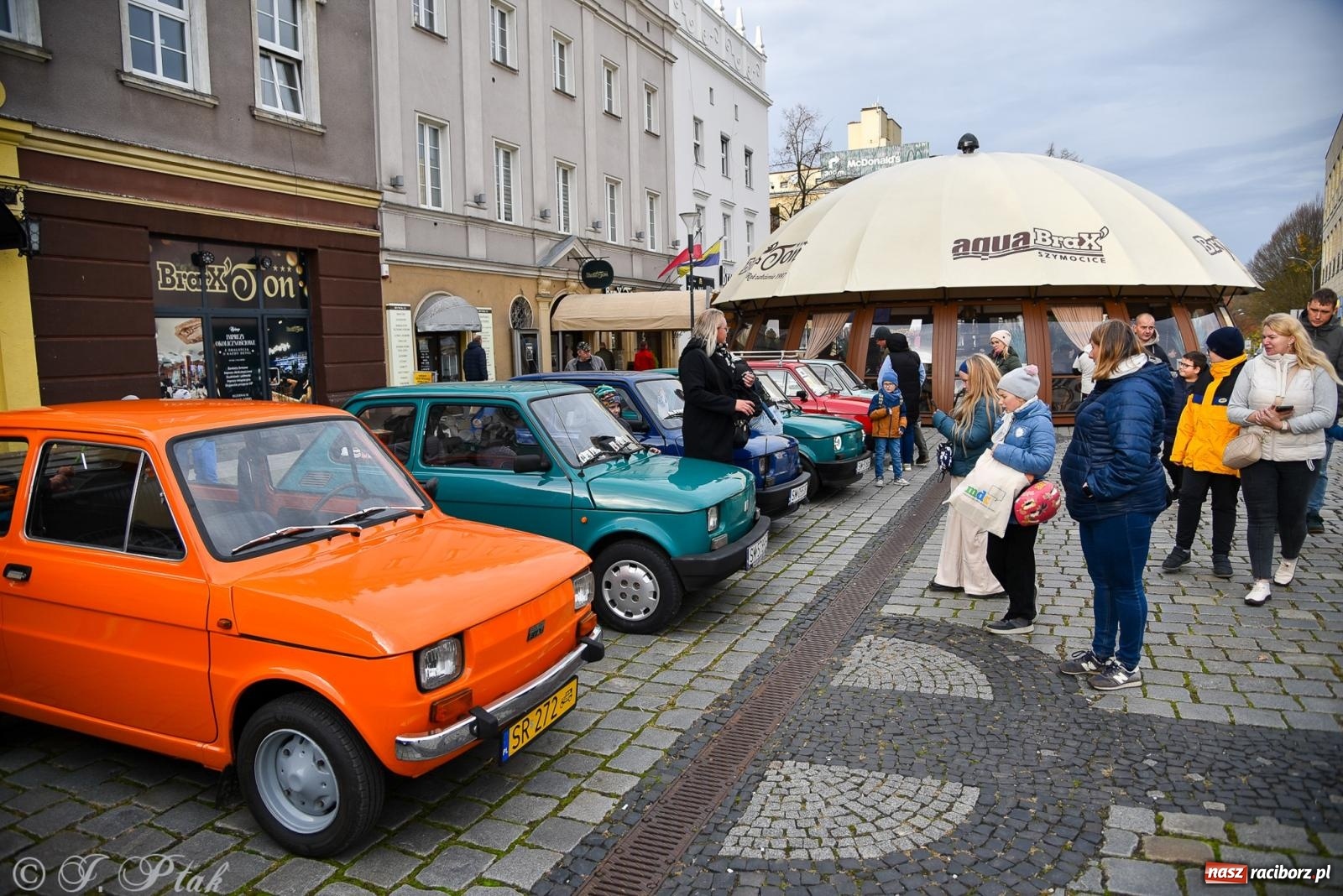 Zdjęcie w galerii na portalu naszraciborz.pl: Gwiazdy motoryzacji minionych dekad na raciborskim rynku [FOTO i WIDEO] wiadomości z regionu