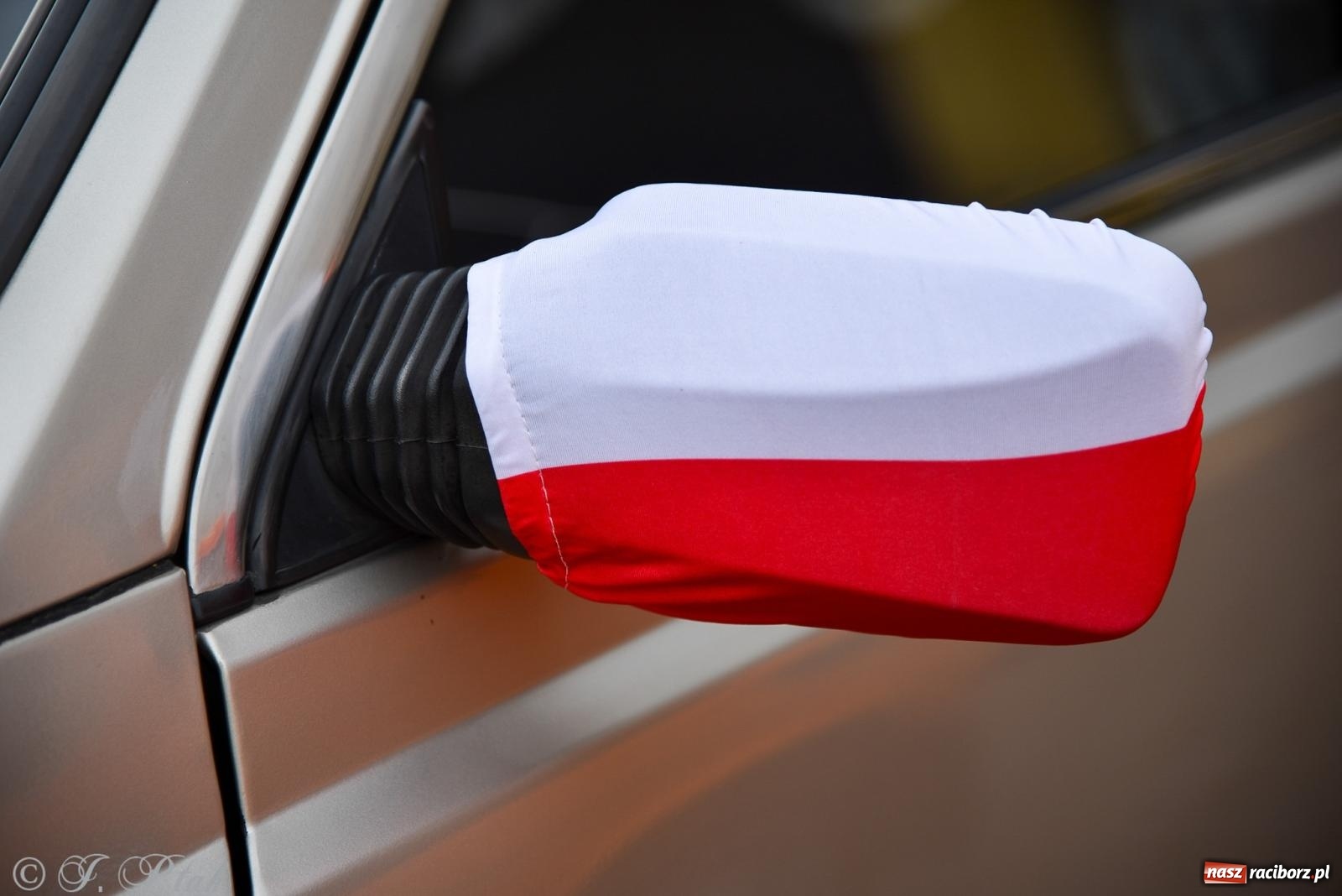 Zdjęcie w galerii na portalu naszraciborz.pl: Gwiazdy motoryzacji minionych dekad na raciborskim rynku [FOTO i WIDEO] wiadomości z regionu