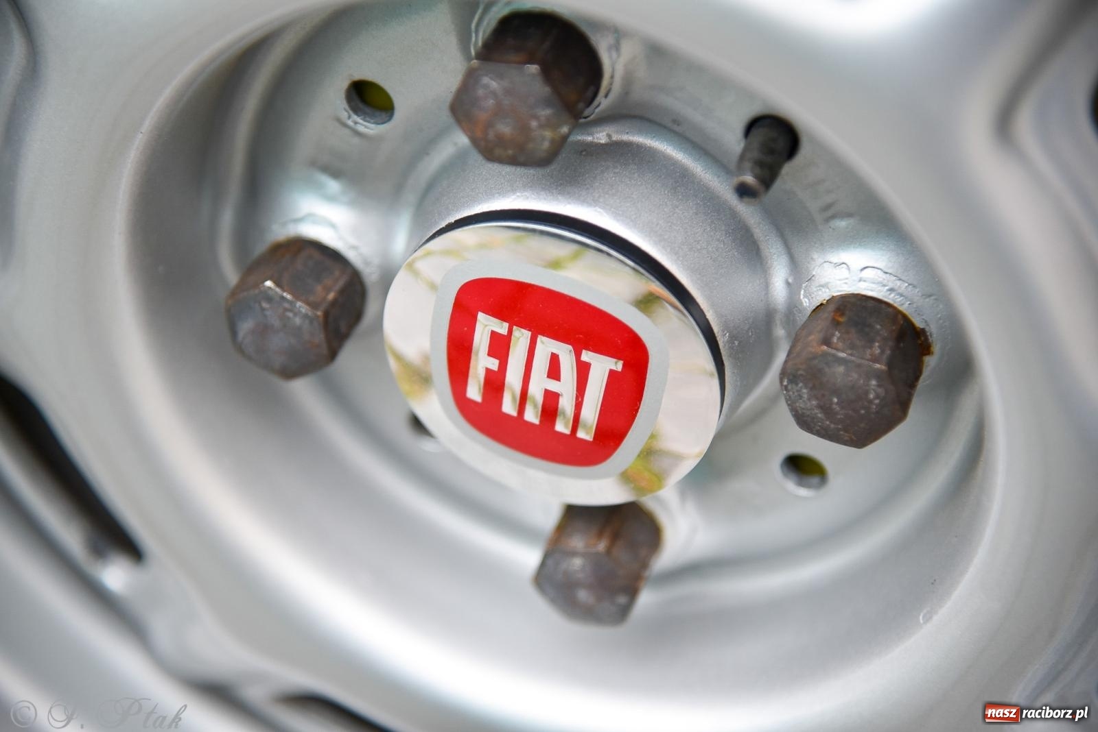 Zdjęcie w galerii na portalu naszraciborz.pl: Gwiazdy motoryzacji minionych dekad na raciborskim rynku [FOTO i WIDEO] wiadomości z regionu