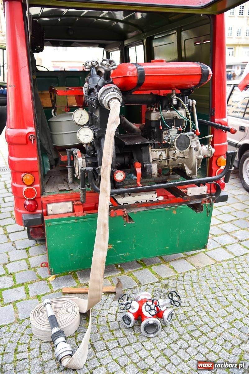 Zdjęcie w galerii na portalu naszraciborz.pl: Gwiazdy motoryzacji minionych dekad na raciborskim rynku [FOTO i WIDEO] wiadomości z regionu