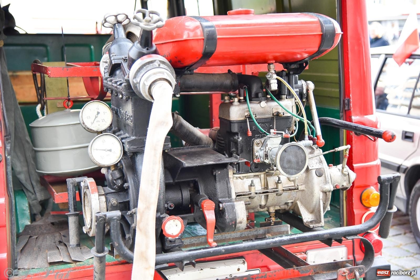 Zdjęcie w galerii na portalu naszraciborz.pl: Gwiazdy motoryzacji minionych dekad na raciborskim rynku [FOTO i WIDEO] wiadomości z regionu