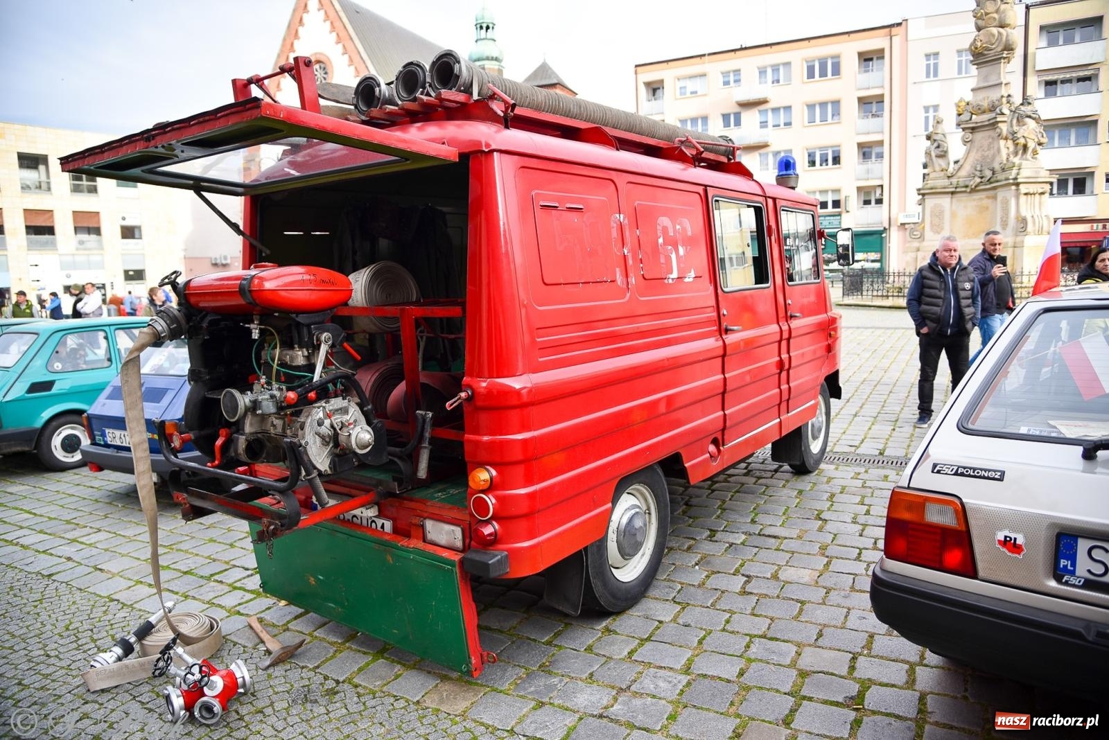 Zdjęcie w galerii na portalu naszraciborz.pl: Gwiazdy motoryzacji minionych dekad na raciborskim rynku [FOTO i WIDEO] wiadomości z regionu