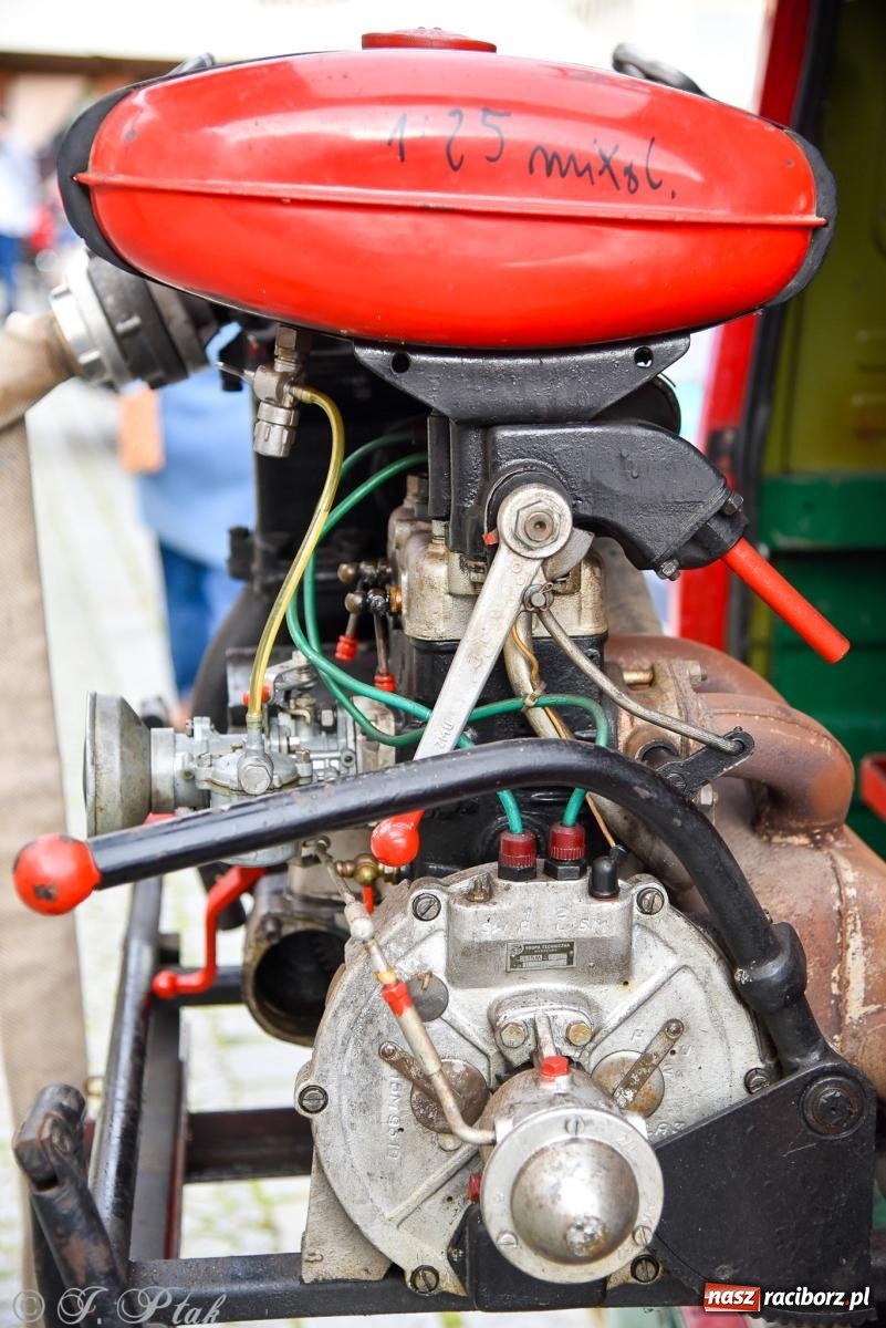 Zdjęcie w galerii na portalu naszraciborz.pl: Gwiazdy motoryzacji minionych dekad na raciborskim rynku [FOTO i WIDEO] wiadomości z regionu