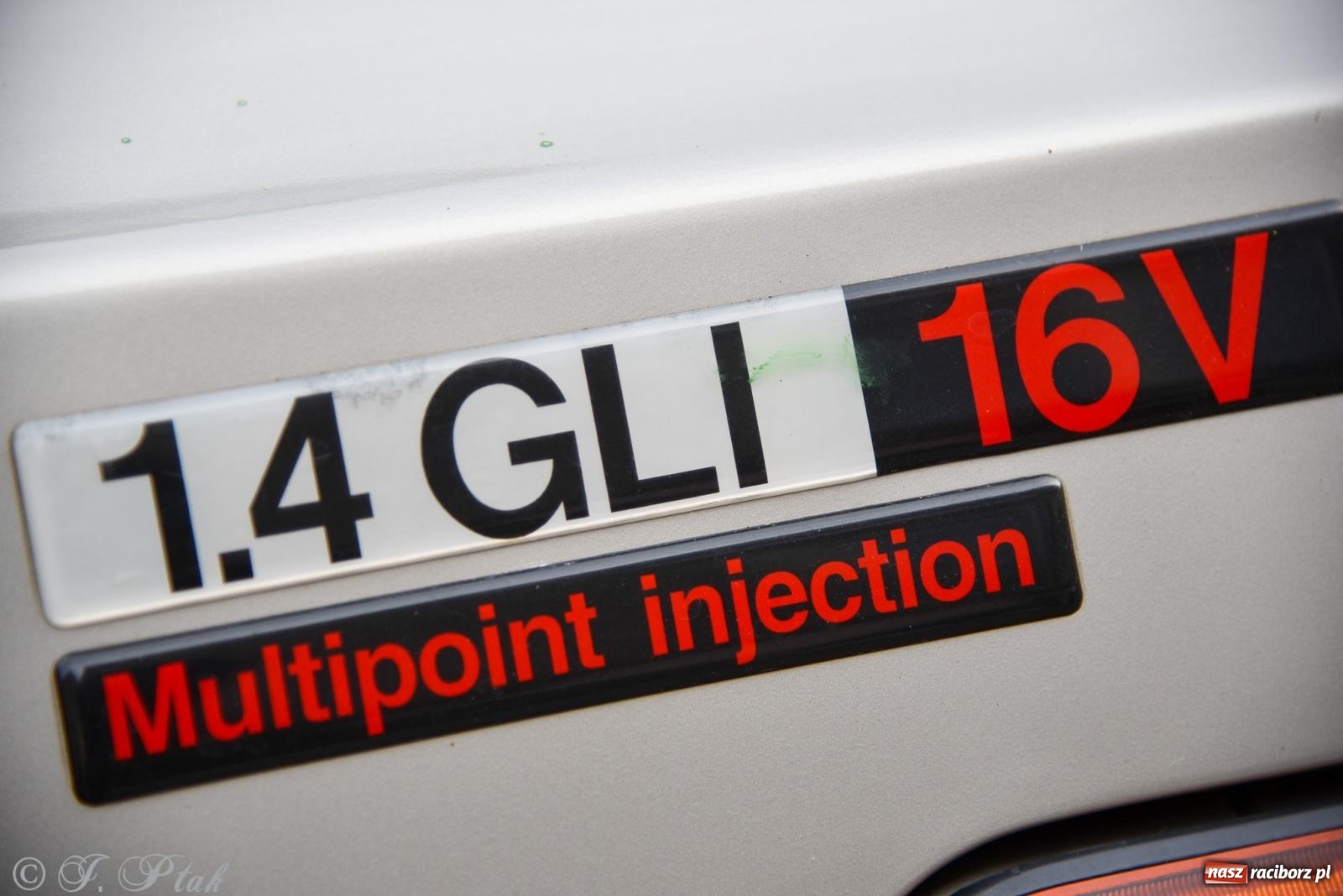 Zdjęcie w galerii na portalu naszraciborz.pl: Gwiazdy motoryzacji minionych dekad na raciborskim rynku [FOTO i WIDEO] wiadomości z regionu