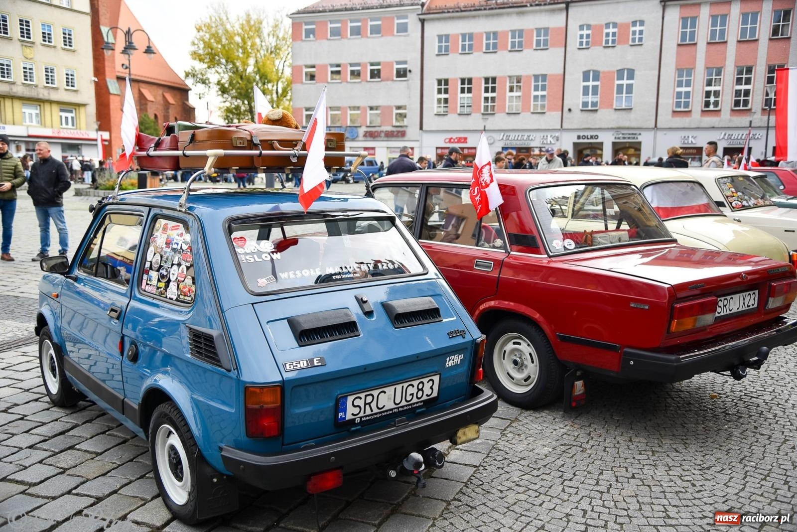 Zdjęcie w galerii na portalu naszraciborz.pl: Gwiazdy motoryzacji minionych dekad na raciborskim rynku [FOTO i WIDEO] wiadomości z regionu