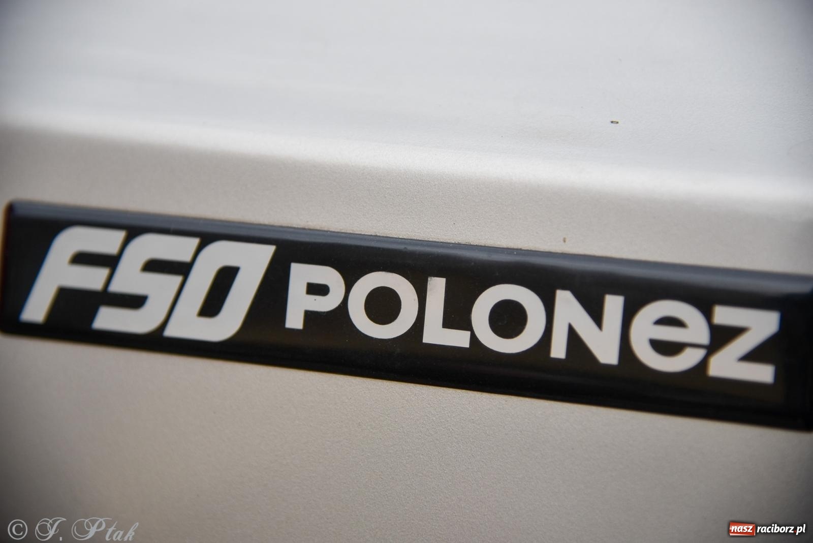 Zdjęcie w galerii na portalu naszraciborz.pl: Gwiazdy motoryzacji minionych dekad na raciborskim rynku [FOTO i WIDEO] wiadomości z regionu