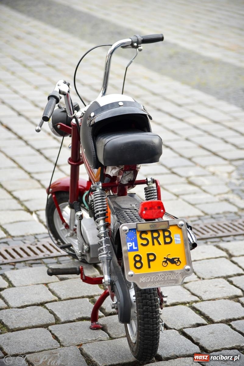 Zdjęcie w galerii na portalu naszraciborz.pl: Gwiazdy motoryzacji minionych dekad na raciborskim rynku [FOTO i WIDEO] wiadomości z regionu