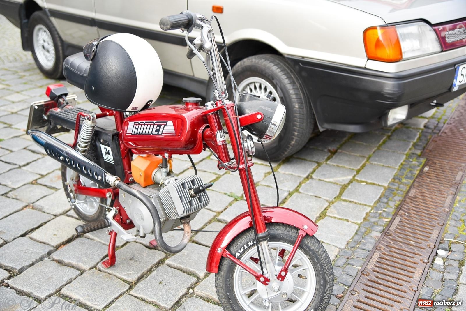 Zdjęcie w galerii na portalu naszraciborz.pl: Gwiazdy motoryzacji minionych dekad na raciborskim rynku [FOTO i WIDEO] wiadomości z regionu