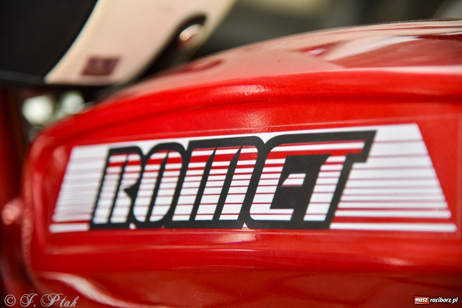 Zdjęcie w galerii na portalu naszraciborz.pl: Gwiazdy motoryzacji minionych dekad na raciborskim rynku [FOTO i WIDEO] wiadomości z regionu