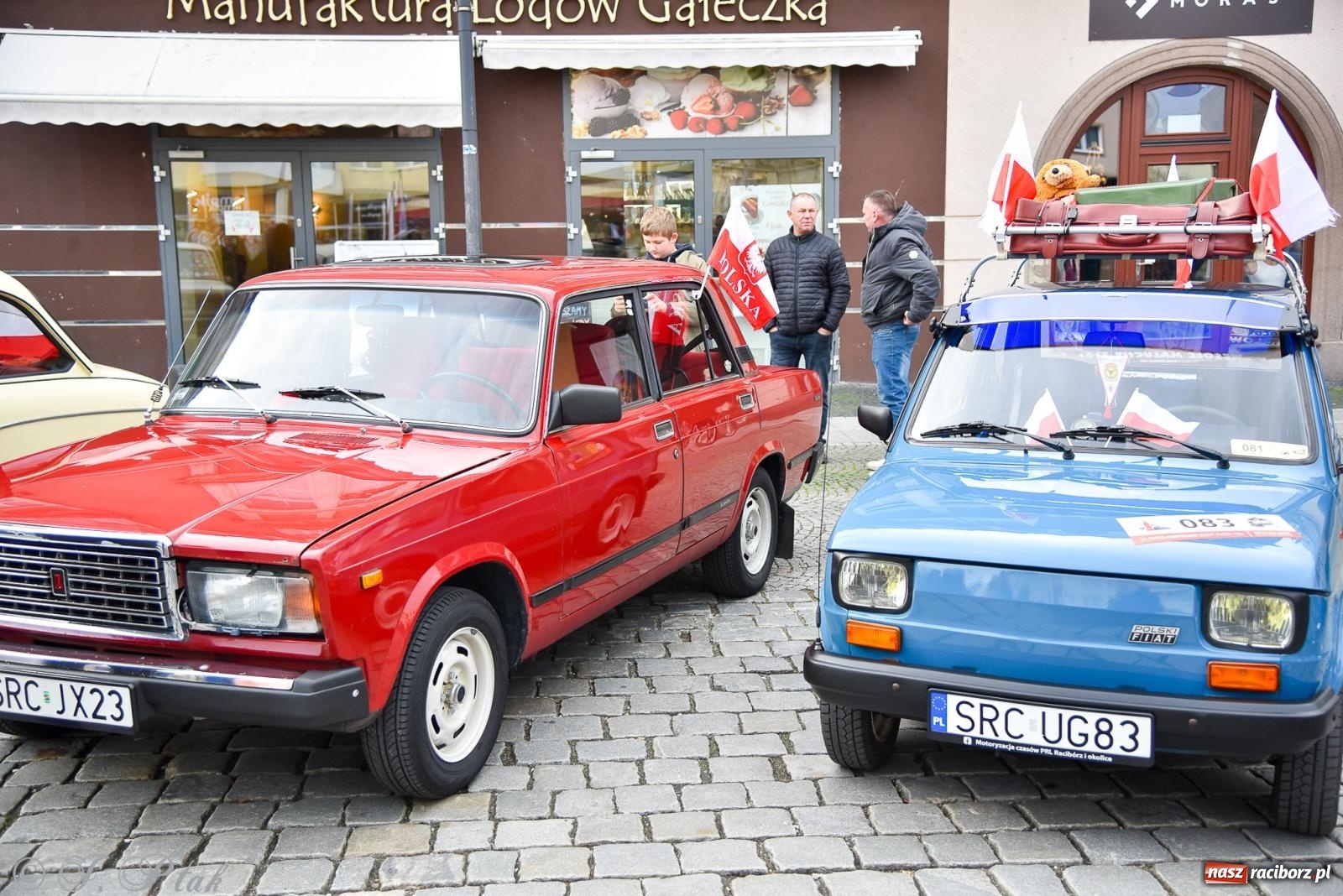 Zdjęcie w galerii na portalu naszraciborz.pl: Gwiazdy motoryzacji minionych dekad na raciborskim rynku [FOTO i WIDEO] wiadomości z regionu