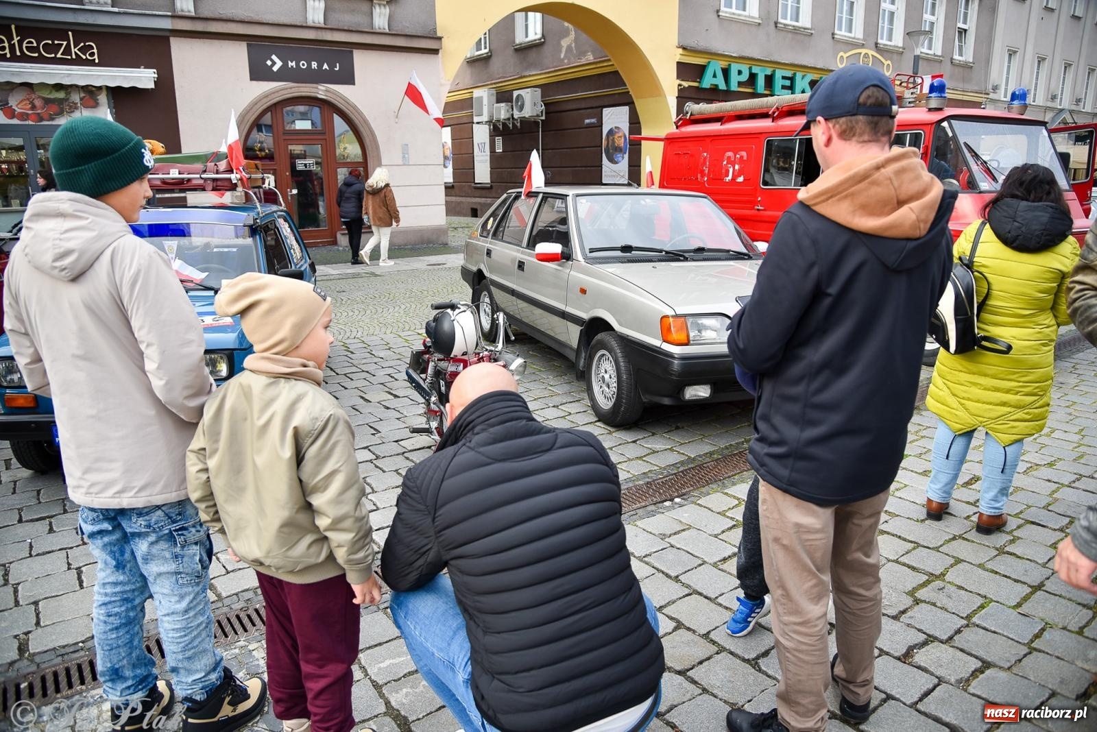 Zdjęcie w galerii na portalu naszraciborz.pl: Gwiazdy motoryzacji minionych dekad na raciborskim rynku [FOTO i WIDEO] wiadomości z regionu
