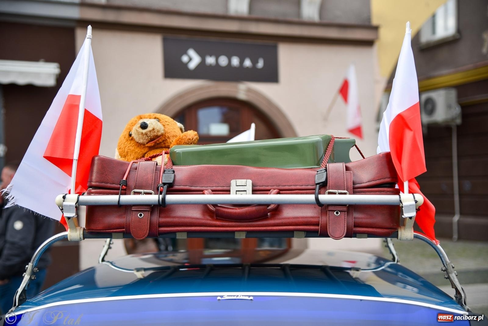 Zdjęcie w galerii na portalu naszraciborz.pl: Gwiazdy motoryzacji minionych dekad na raciborskim rynku [FOTO i WIDEO] wiadomości z regionu