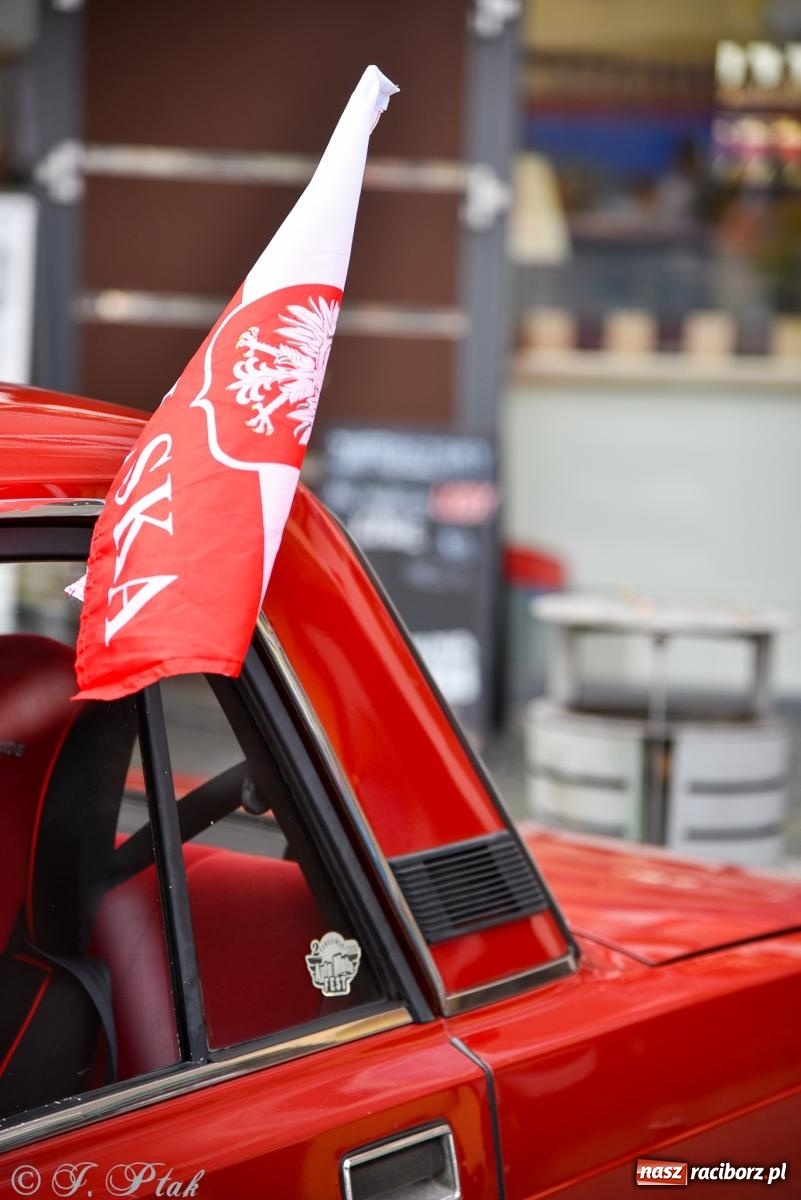 Zdjęcie w galerii na portalu naszraciborz.pl: Gwiazdy motoryzacji minionych dekad na raciborskim rynku [FOTO i WIDEO] wiadomości z regionu