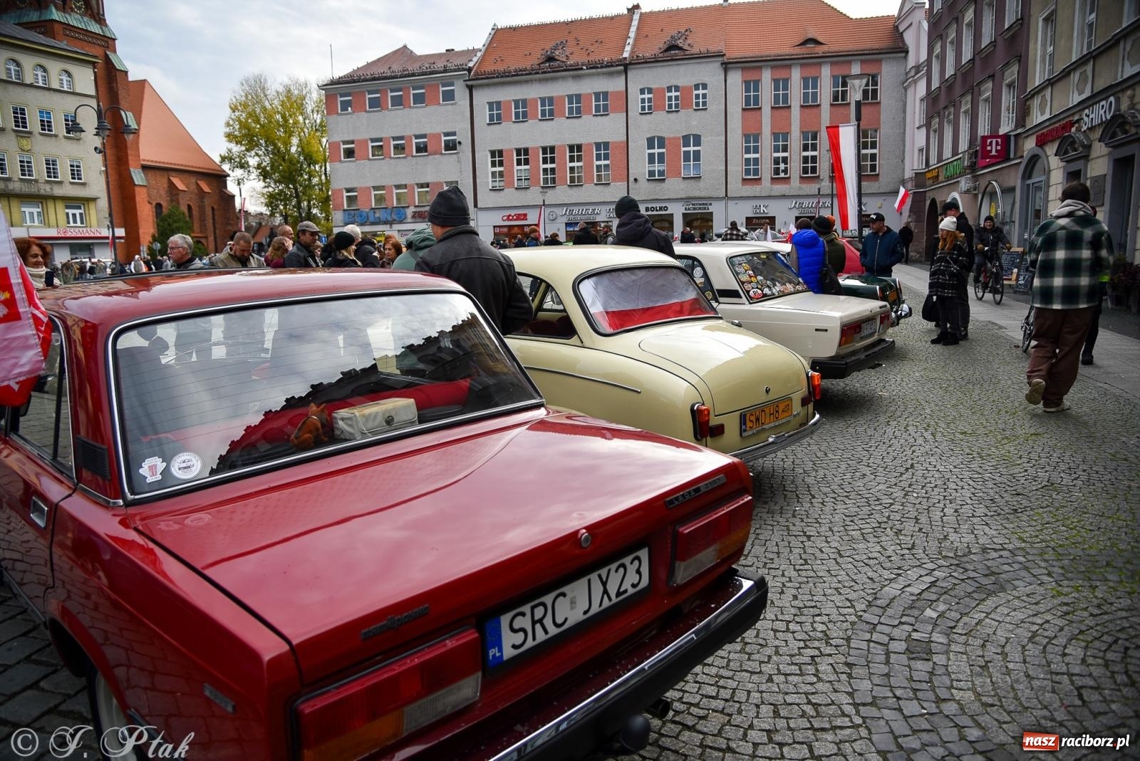 Zdjęcie w galerii na portalu naszraciborz.pl: Gwiazdy motoryzacji minionych dekad na raciborskim rynku [FOTO i WIDEO] wiadomości z regionu