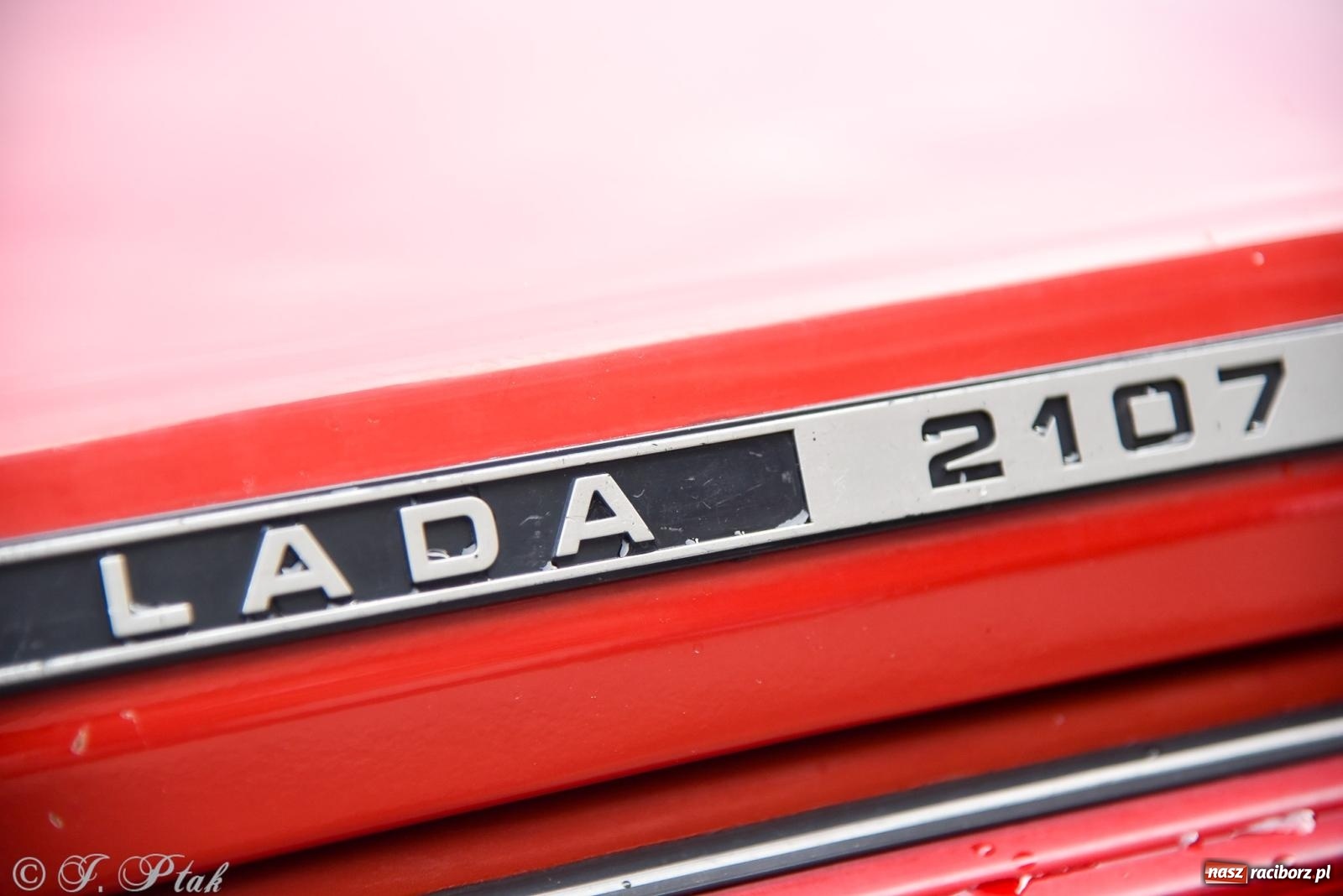 Zdjęcie w galerii na portalu naszraciborz.pl: Gwiazdy motoryzacji minionych dekad na raciborskim rynku [FOTO i WIDEO] wiadomości z regionu