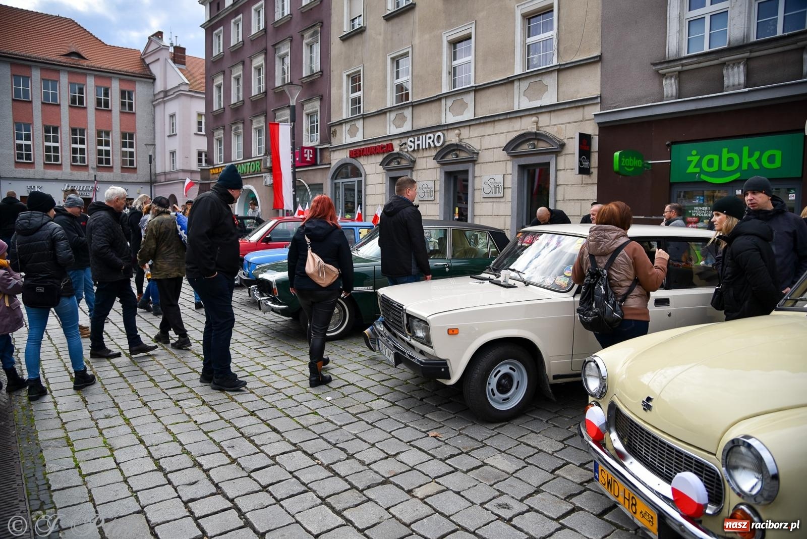 Zdjęcie w galerii na portalu naszraciborz.pl: Gwiazdy motoryzacji minionych dekad na raciborskim rynku [FOTO i WIDEO] wiadomości z regionu