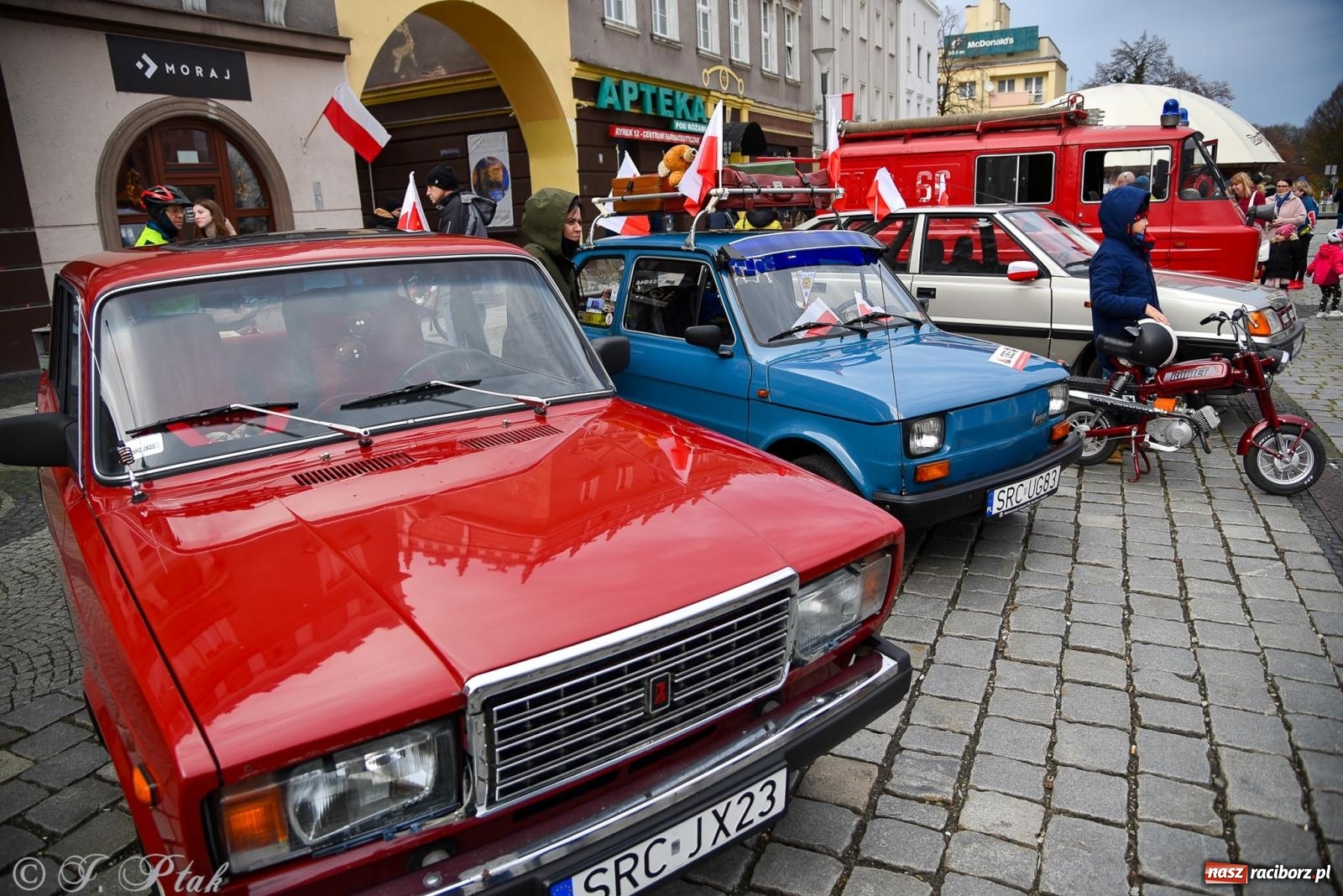 Zdjęcie w galerii na portalu naszraciborz.pl: Gwiazdy motoryzacji minionych dekad na raciborskim rynku [FOTO i WIDEO] wiadomości z regionu