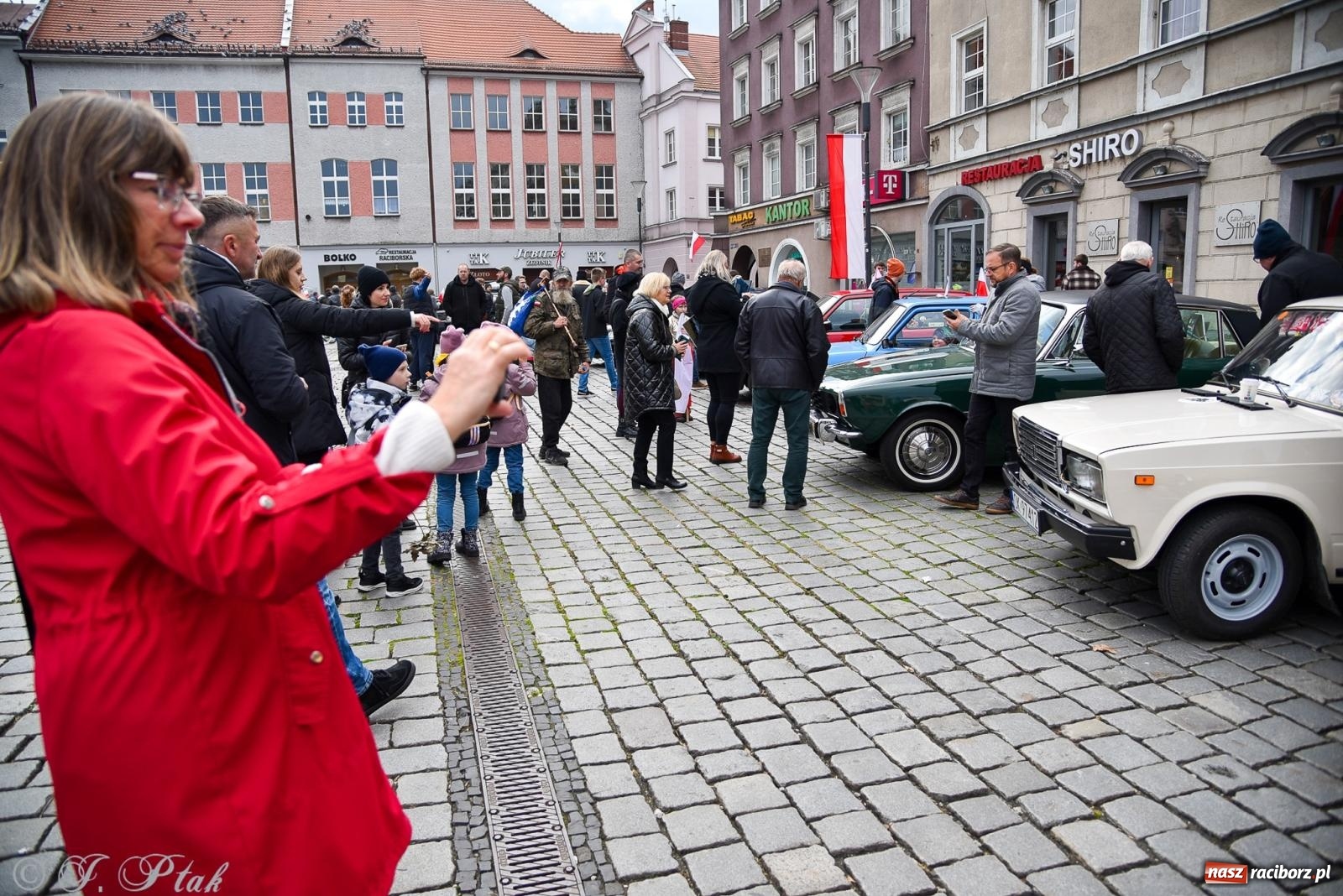 Zdjęcie w galerii na portalu naszraciborz.pl: Gwiazdy motoryzacji minionych dekad na raciborskim rynku [FOTO i WIDEO] wiadomości z regionu