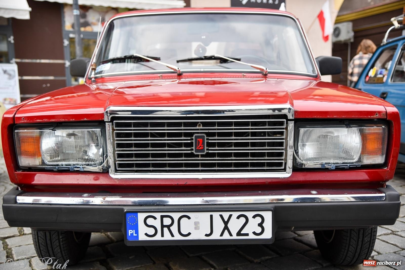 Zdjęcie w galerii na portalu naszraciborz.pl: Gwiazdy motoryzacji minionych dekad na raciborskim rynku [FOTO i WIDEO] wiadomości z regionu
