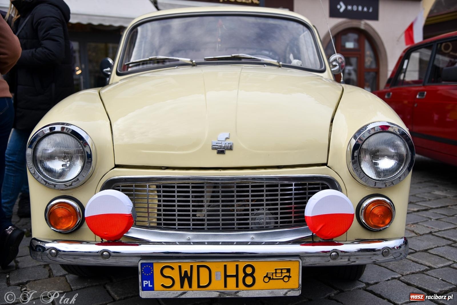 Zdjęcie w galerii na portalu naszraciborz.pl: Gwiazdy motoryzacji minionych dekad na raciborskim rynku [FOTO i WIDEO] wiadomości z regionu