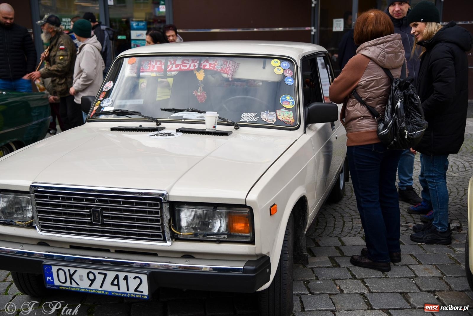 Zdjęcie w galerii na portalu naszraciborz.pl: Gwiazdy motoryzacji minionych dekad na raciborskim rynku [FOTO i WIDEO] wiadomości z regionu