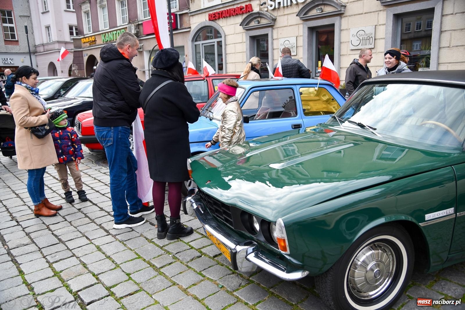 Zdjęcie w galerii na portalu naszraciborz.pl: Gwiazdy motoryzacji minionych dekad na raciborskim rynku [FOTO i WIDEO] wiadomości z regionu