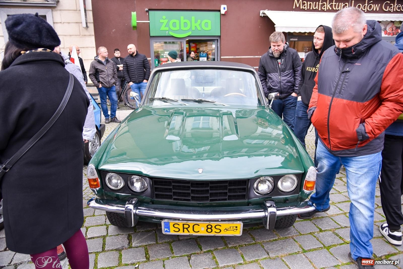 Zdjęcie w galerii na portalu naszraciborz.pl: Gwiazdy motoryzacji minionych dekad na raciborskim rynku [FOTO i WIDEO] wiadomości z regionu