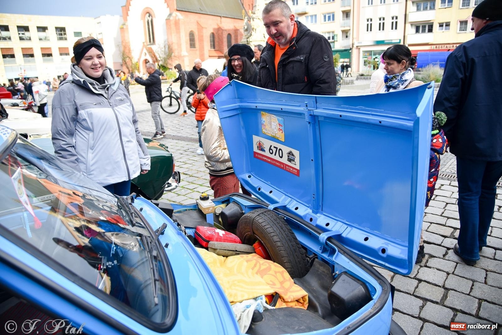 Zdjęcie w galerii na portalu naszraciborz.pl: Gwiazdy motoryzacji minionych dekad na raciborskim rynku [FOTO i WIDEO] wiadomości z regionu
