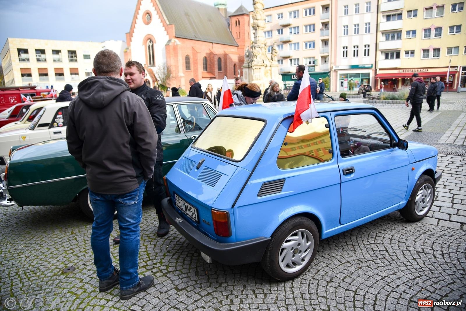 Zdjęcie w galerii na portalu naszraciborz.pl: Gwiazdy motoryzacji minionych dekad na raciborskim rynku [FOTO i WIDEO] wiadomości z regionu