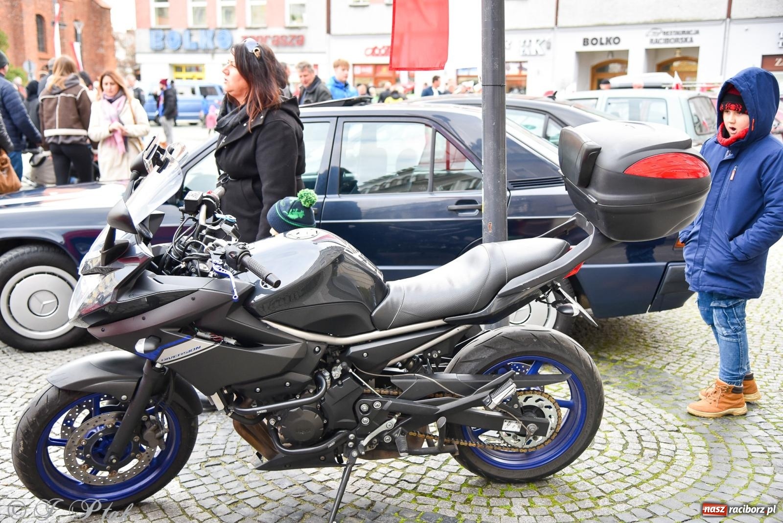 Zdjęcie w galerii na portalu naszraciborz.pl: Gwiazdy motoryzacji minionych dekad na raciborskim rynku [FOTO i WIDEO] wiadomości z regionu