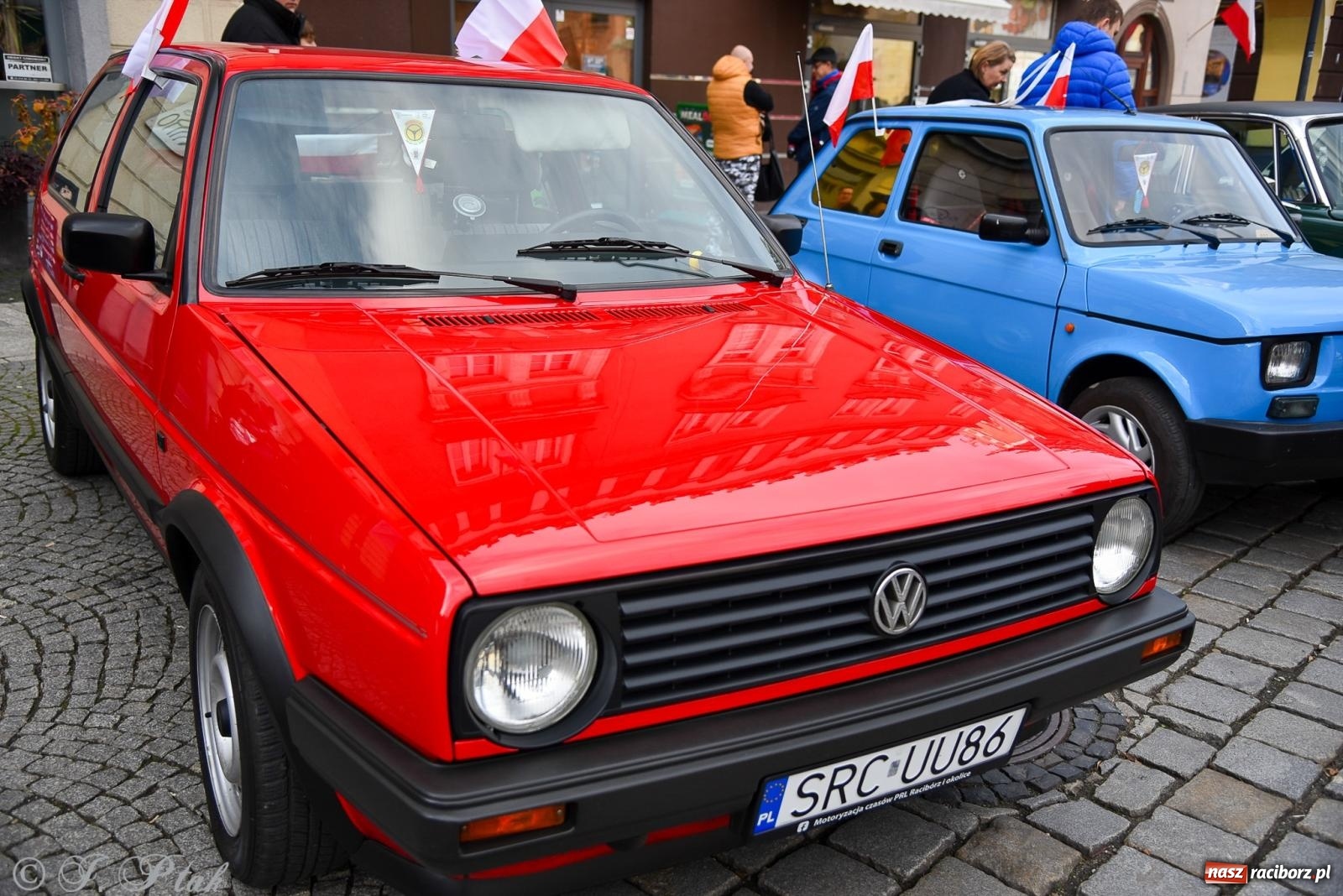 Zdjęcie w galerii na portalu naszraciborz.pl: Gwiazdy motoryzacji minionych dekad na raciborskim rynku [FOTO i WIDEO] wiadomości z regionu