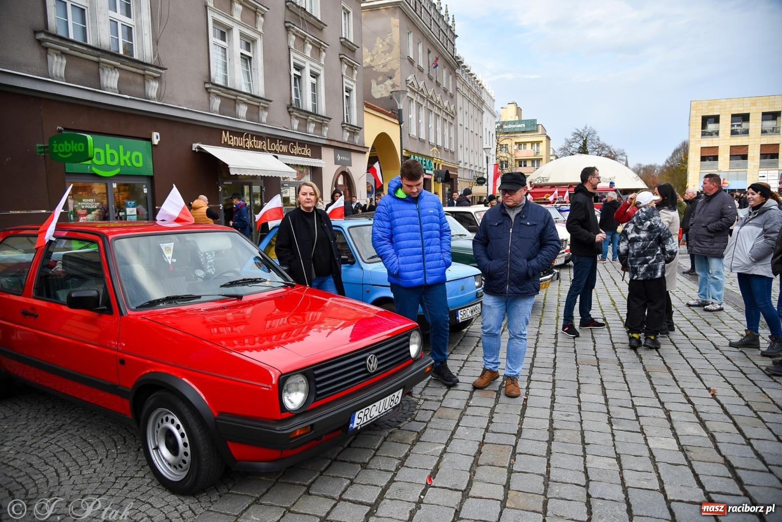 Zdjęcie w galerii na portalu naszraciborz.pl: Gwiazdy motoryzacji minionych dekad na raciborskim rynku [FOTO i WIDEO] wiadomości z regionu